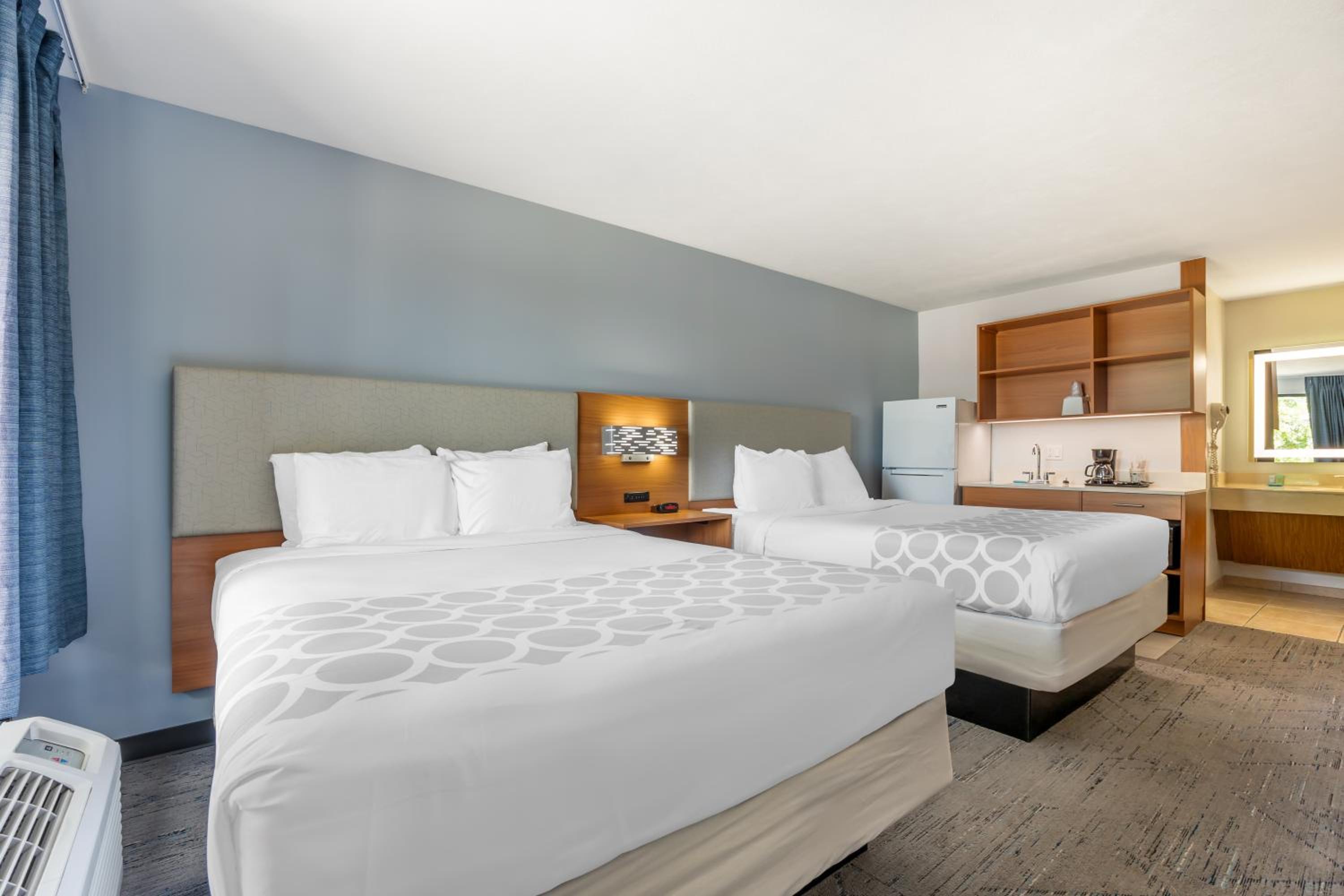 Efficiency Queen Room with Two Queen Beds - Non-Smoking - Photo 3