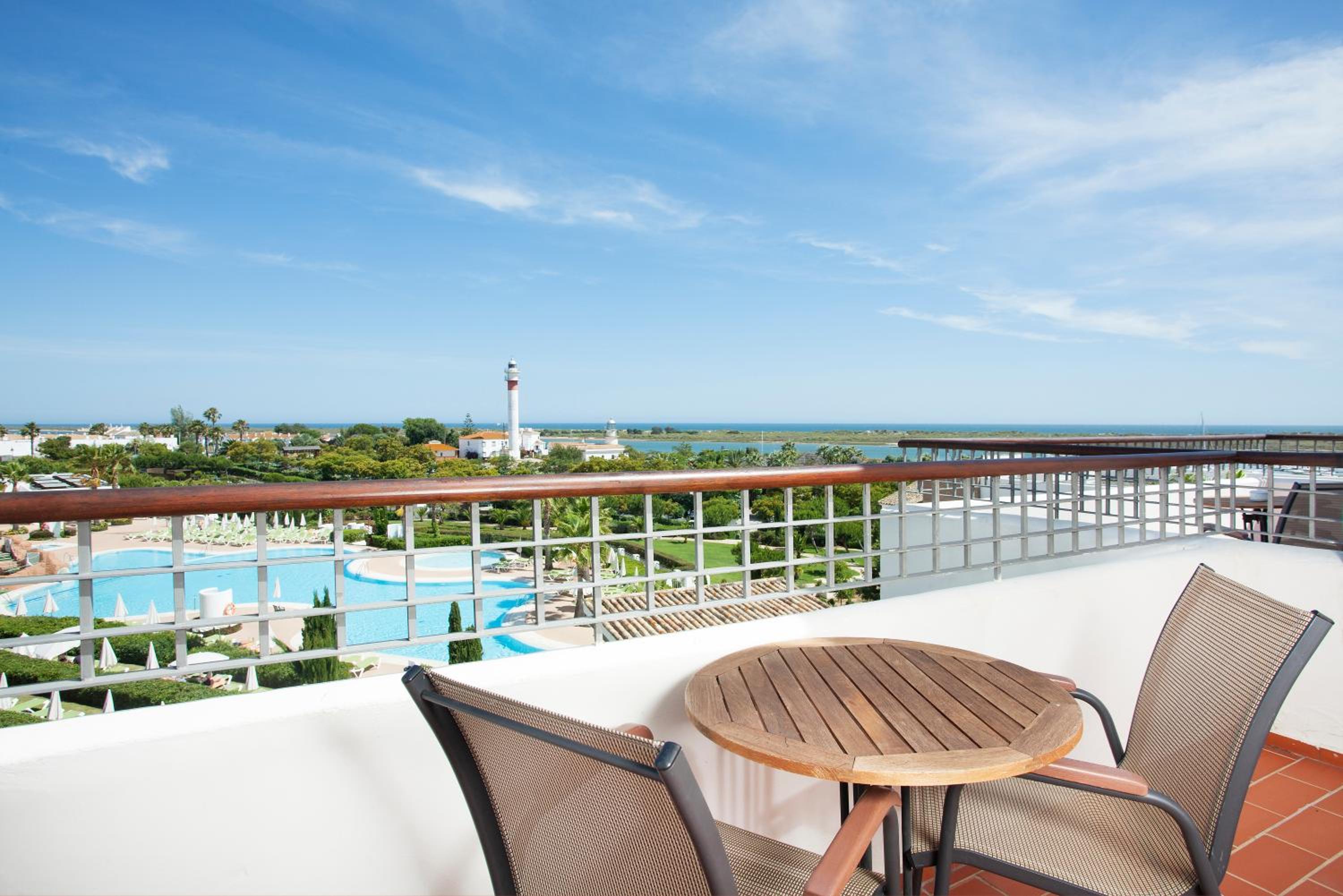 Double or Twin Room with Front Sea View - Photo 5