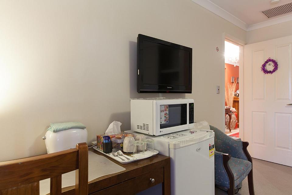 Queen Room with Private Bathroom photo 3