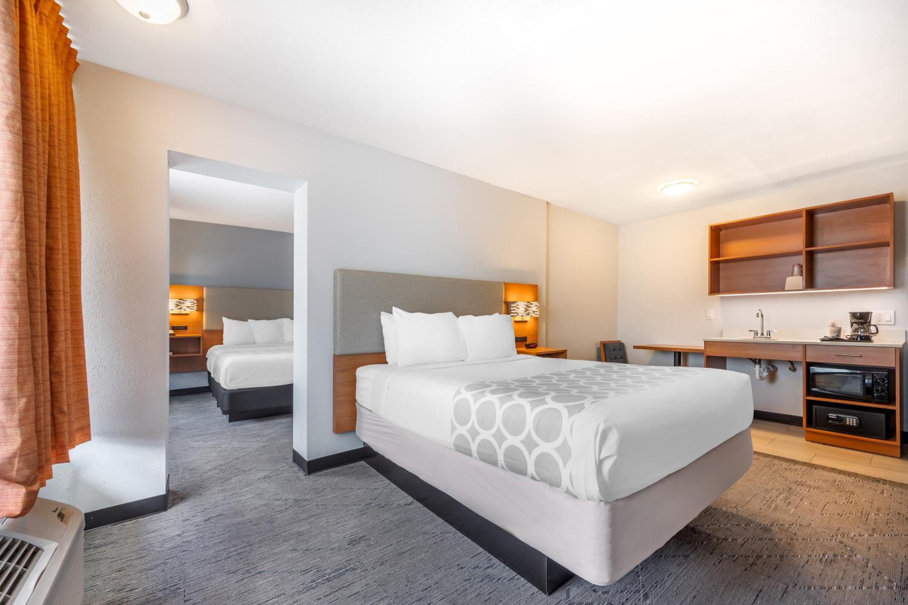 Family Room with One King and One Queen Bed - Non-Smoking - Photo 2