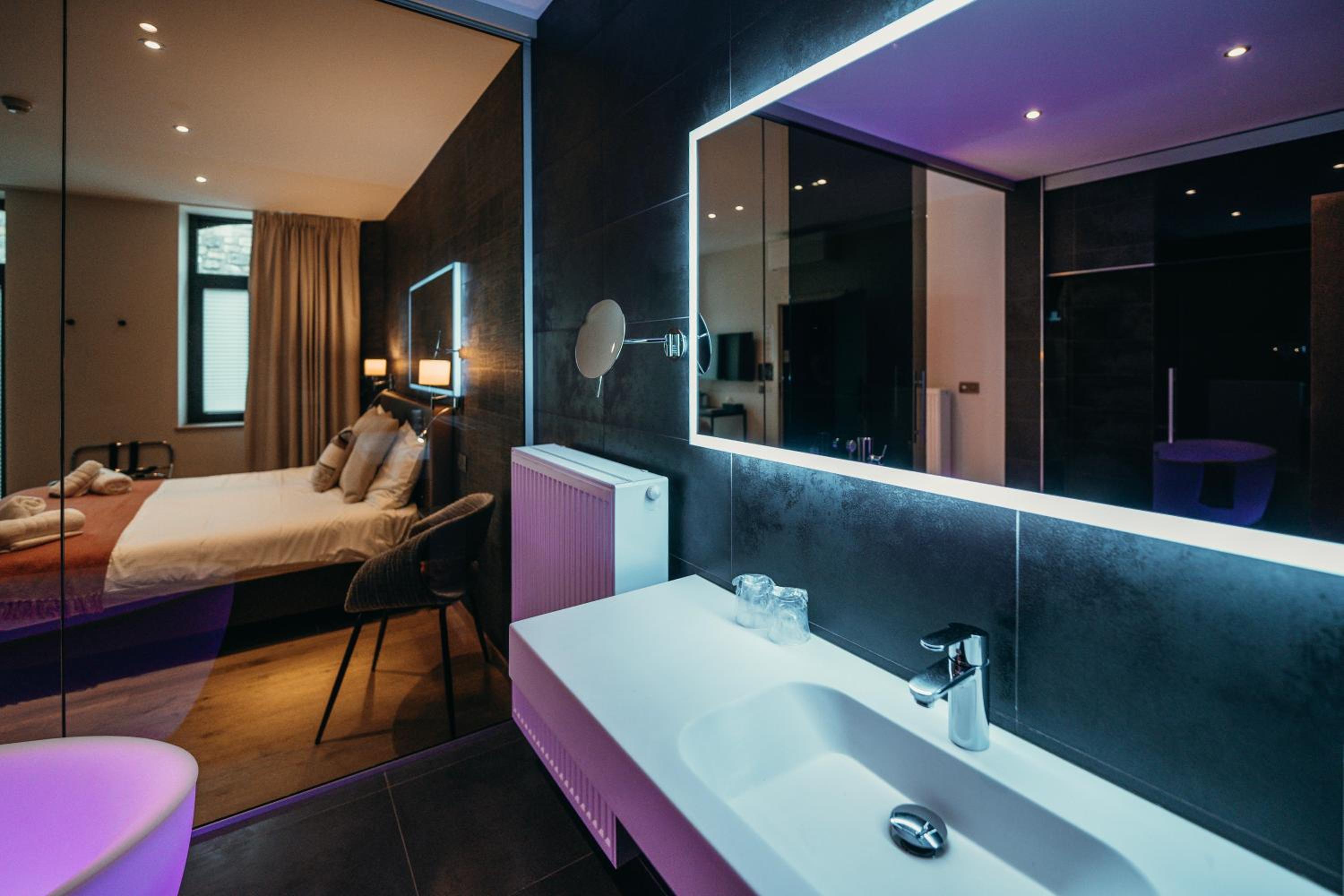 Suite - Photo 12