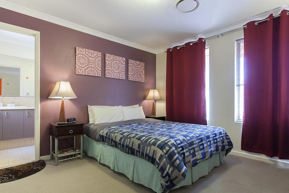 Queen Room with Private Bathroom photo 2
