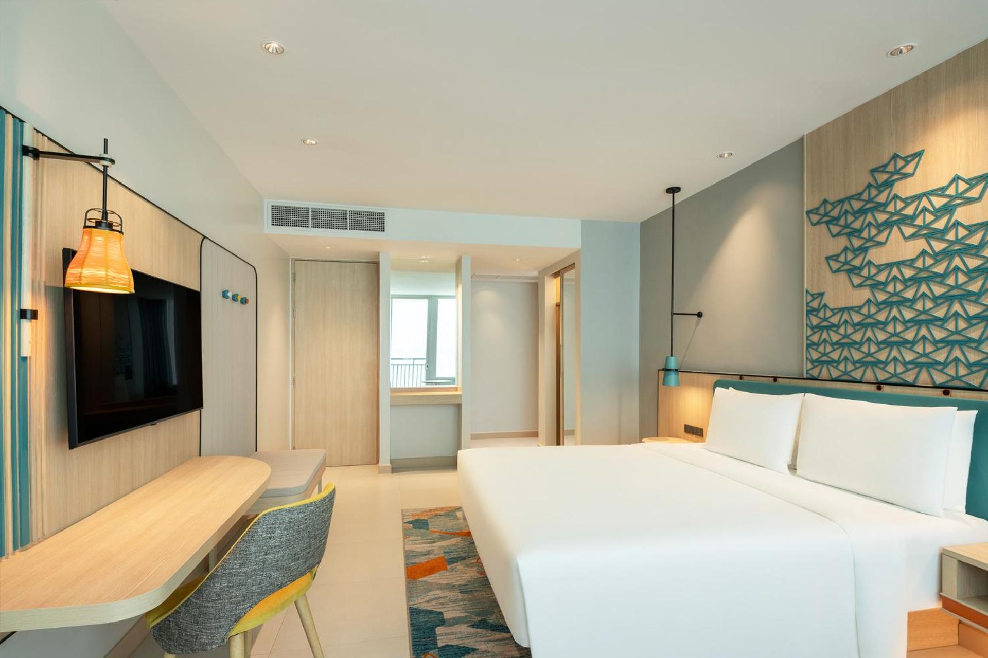 One-Bedroom King Suite with Pattaya Beach View - Bay Tower thumbnail 5