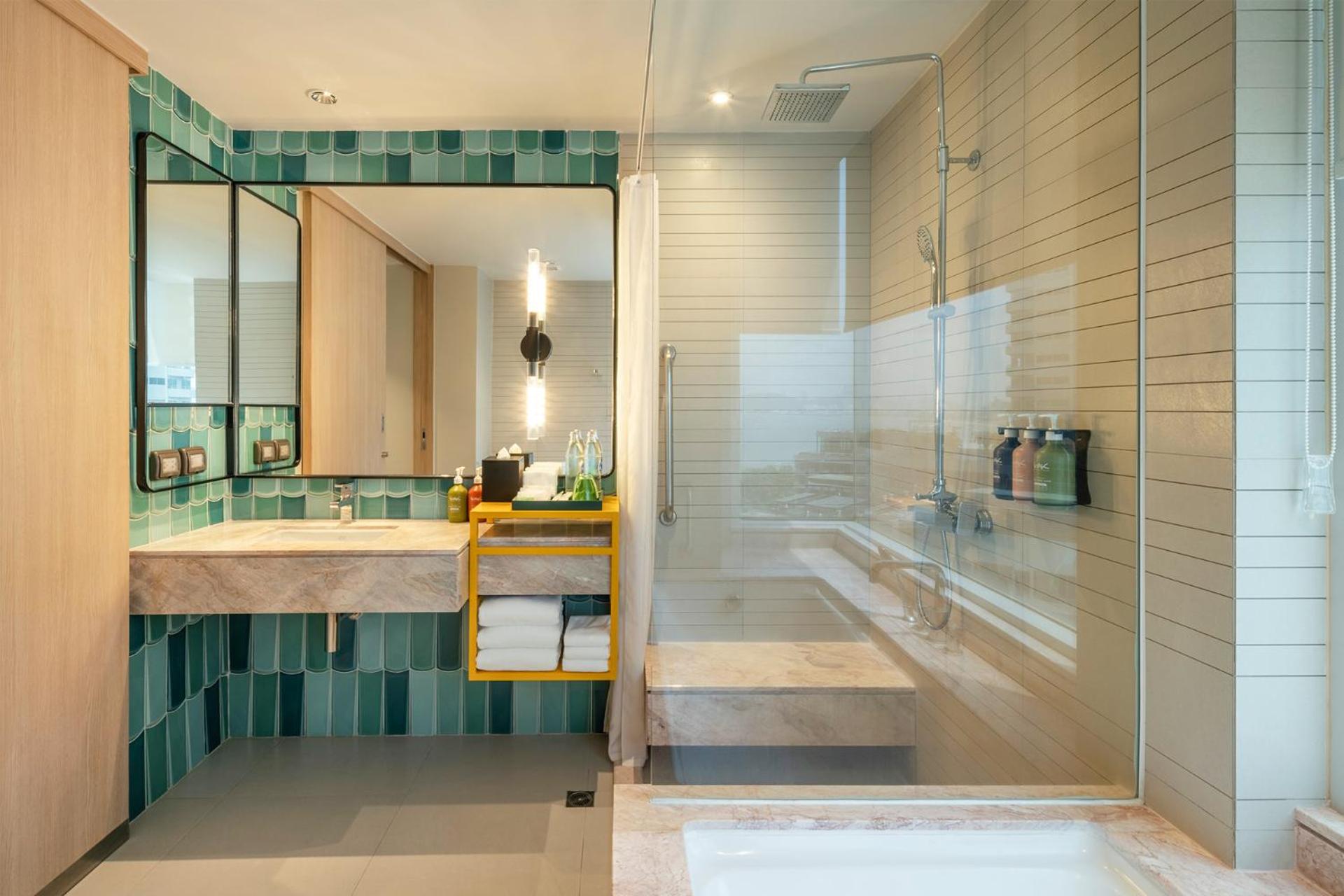 One-Bedroom King Suite with Pattaya Beach View - Bay Tower