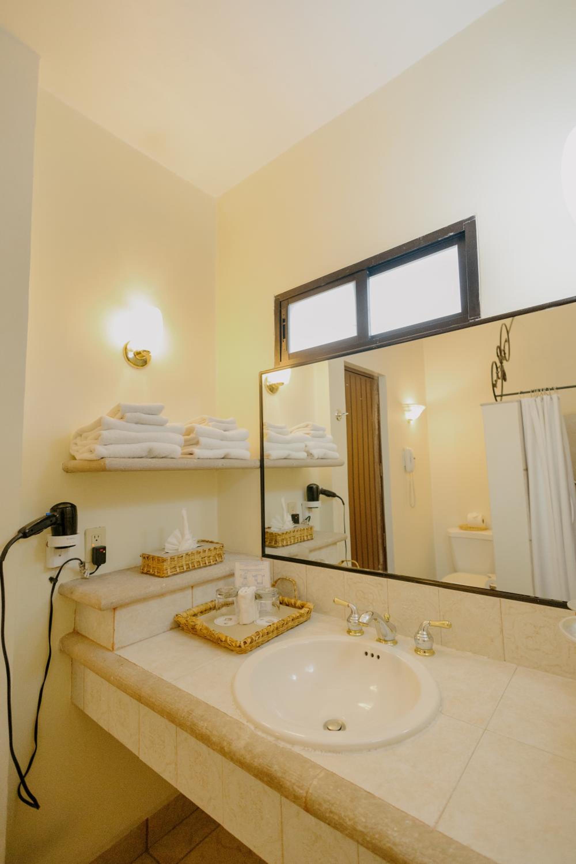 King Room with Balcony - Photo 7