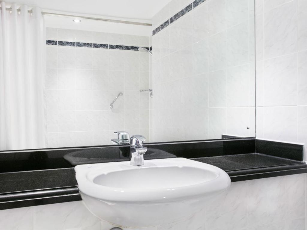 Standard Room - Double & Single with 4 Days Parking Room photo 2