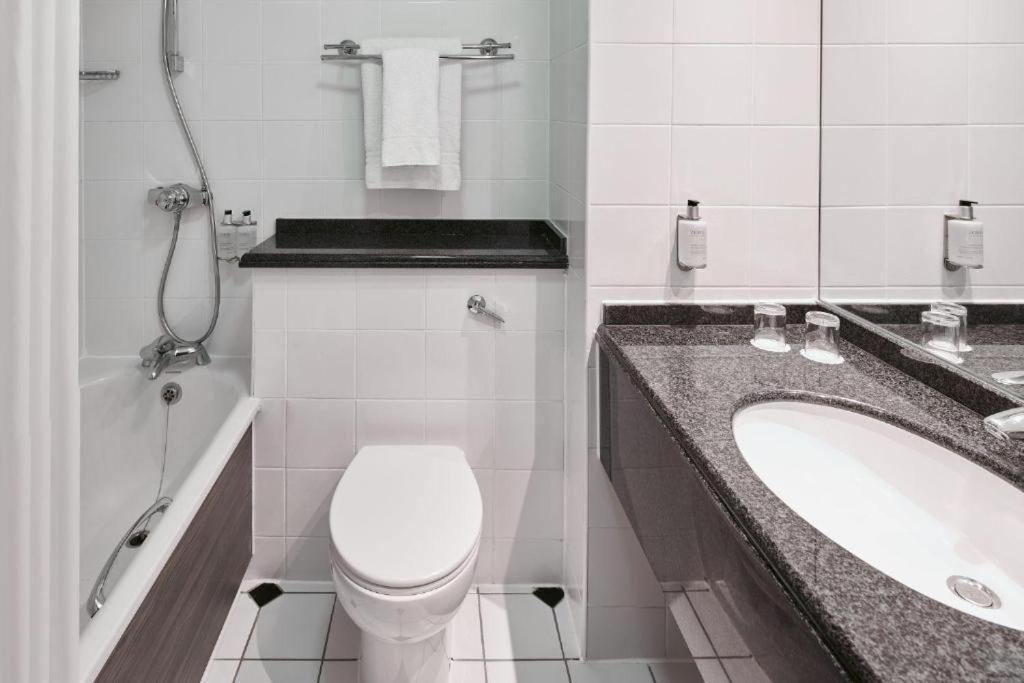 Standard Room - Double & Single with 4 Days Parking Room photo 3