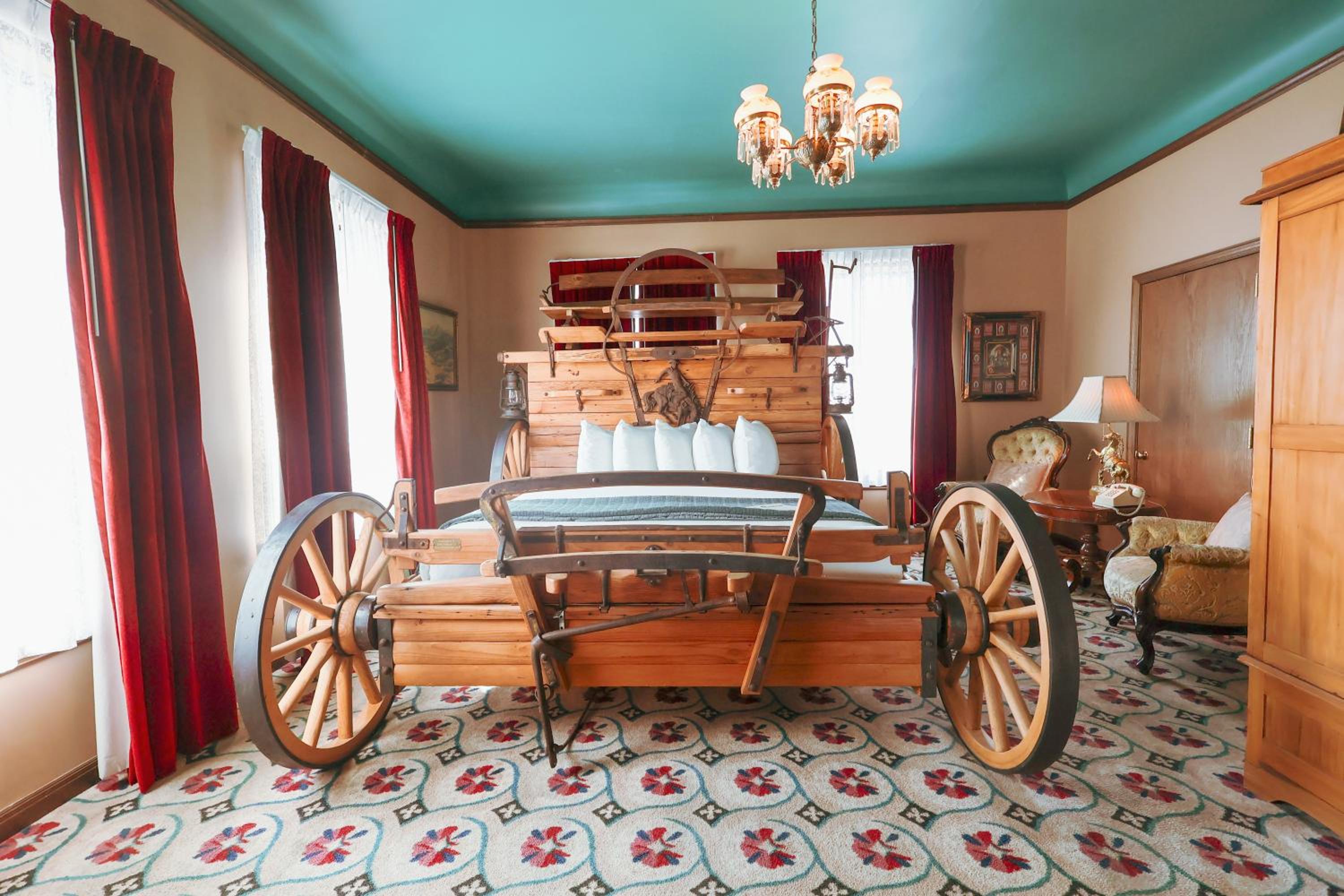 Deluxe King Suite photo 3