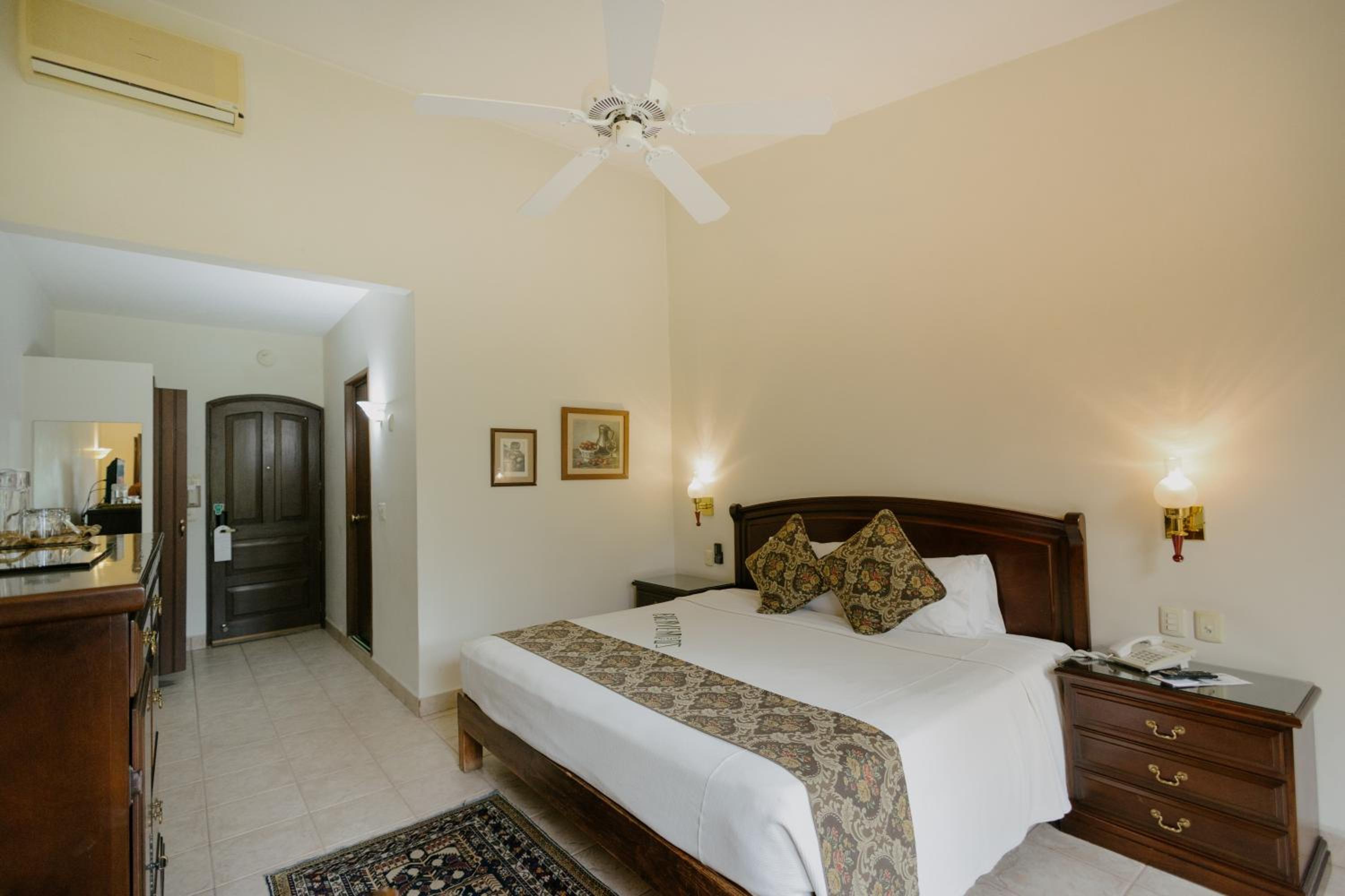 King Room with Balcony - Photo 3