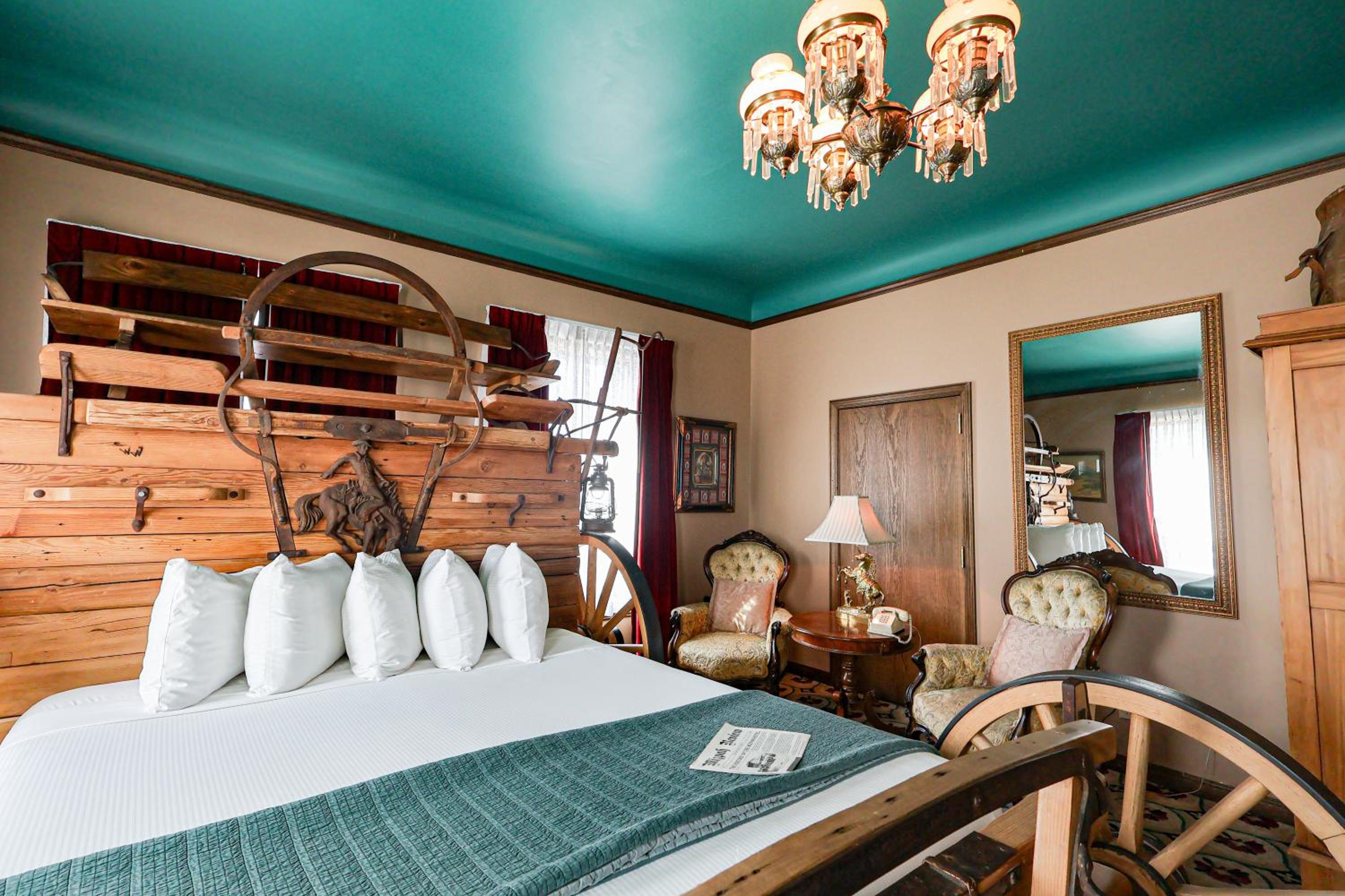 Deluxe King Suite photo 2