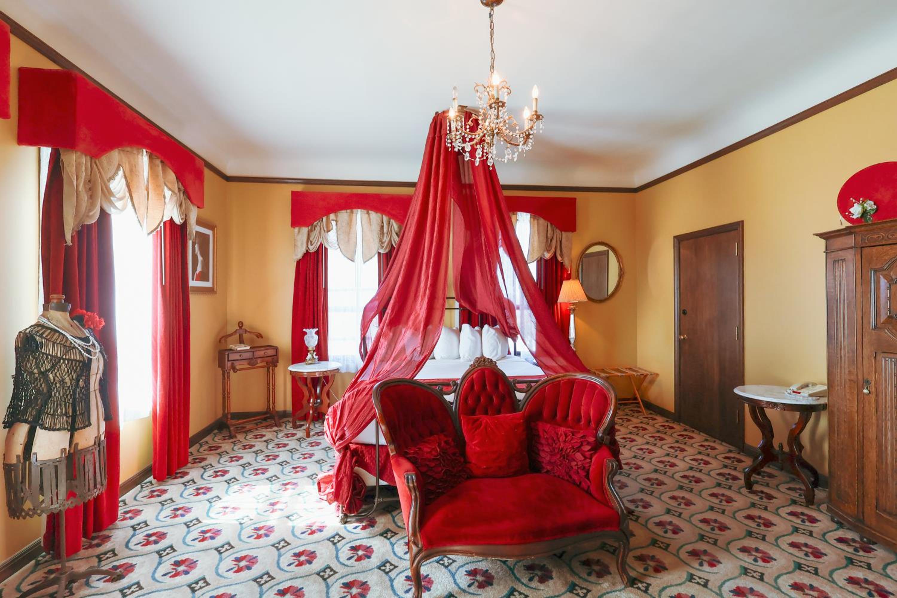 Deluxe King Suite photo 1