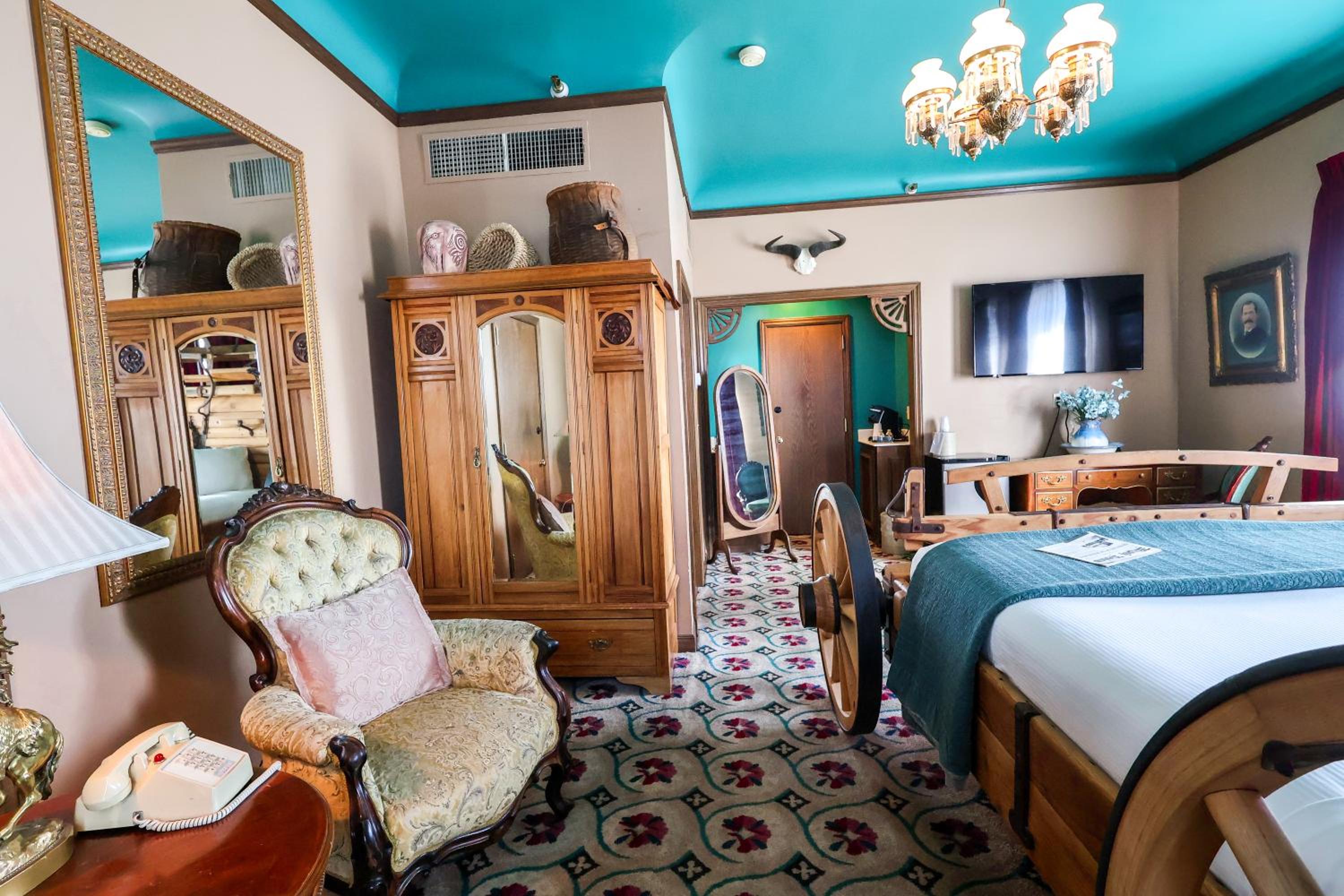 Deluxe King Suite photo 1