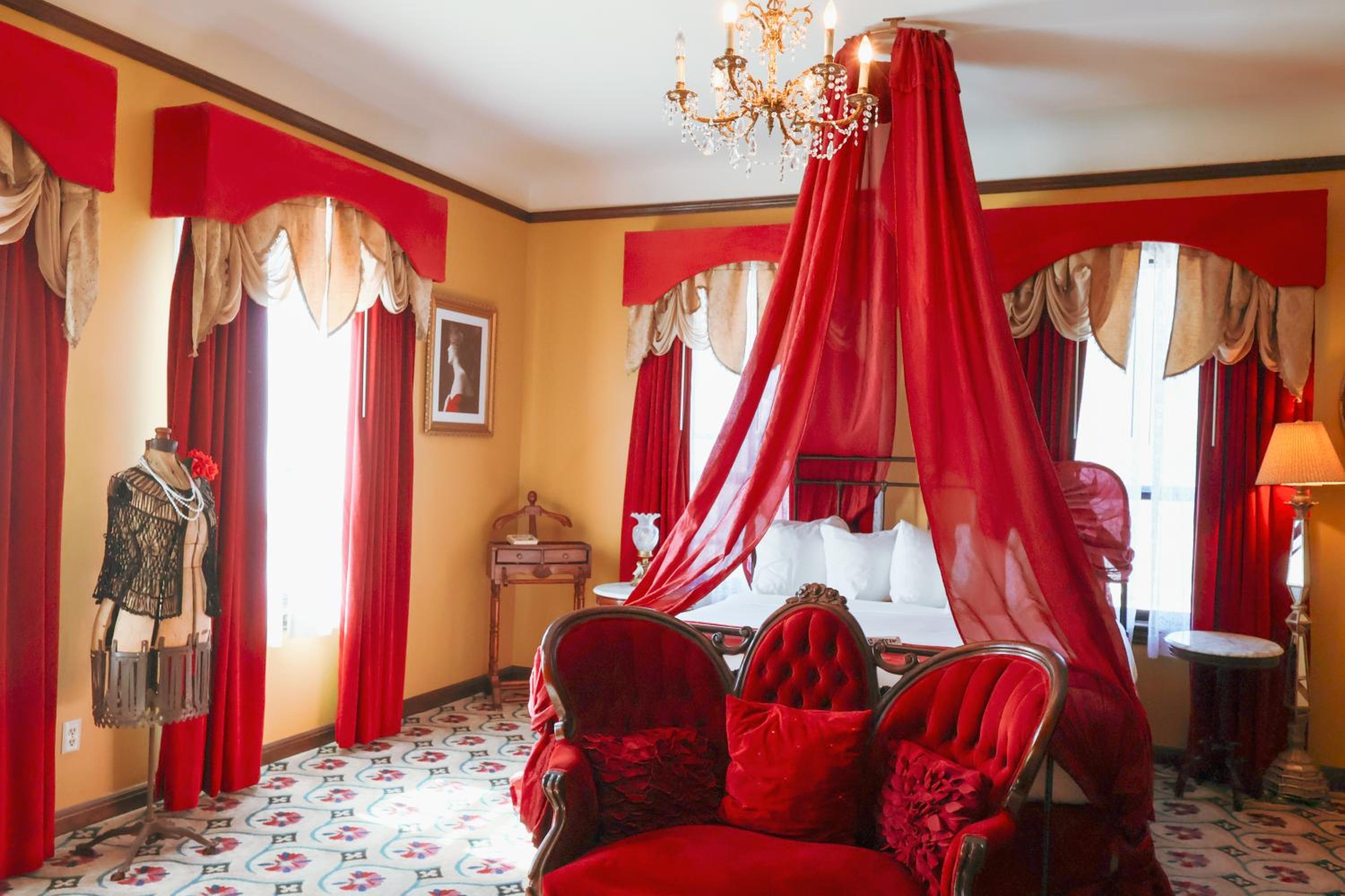 Deluxe King Suite photo 3