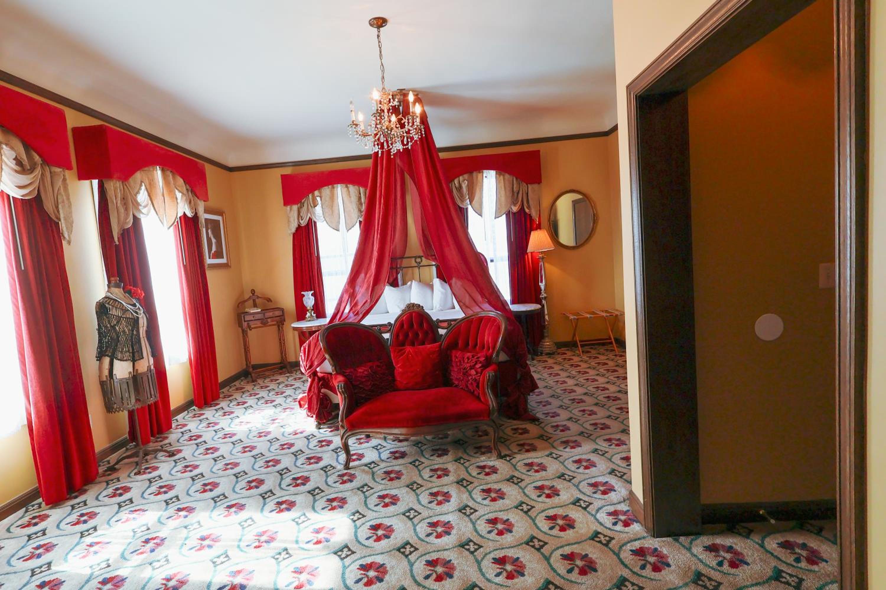 Deluxe King Suite photo 2