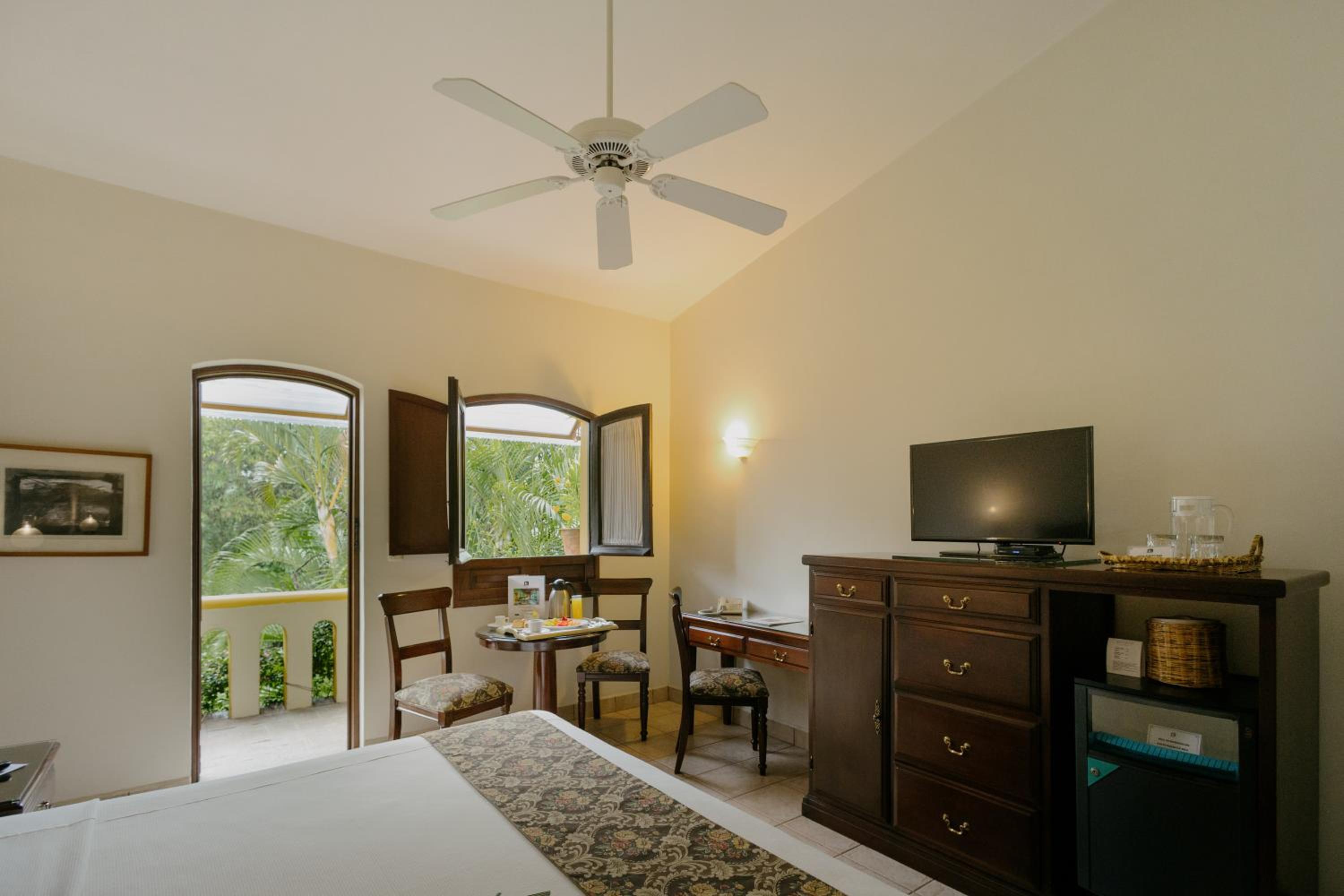 King Room with Balcony - Photo 2