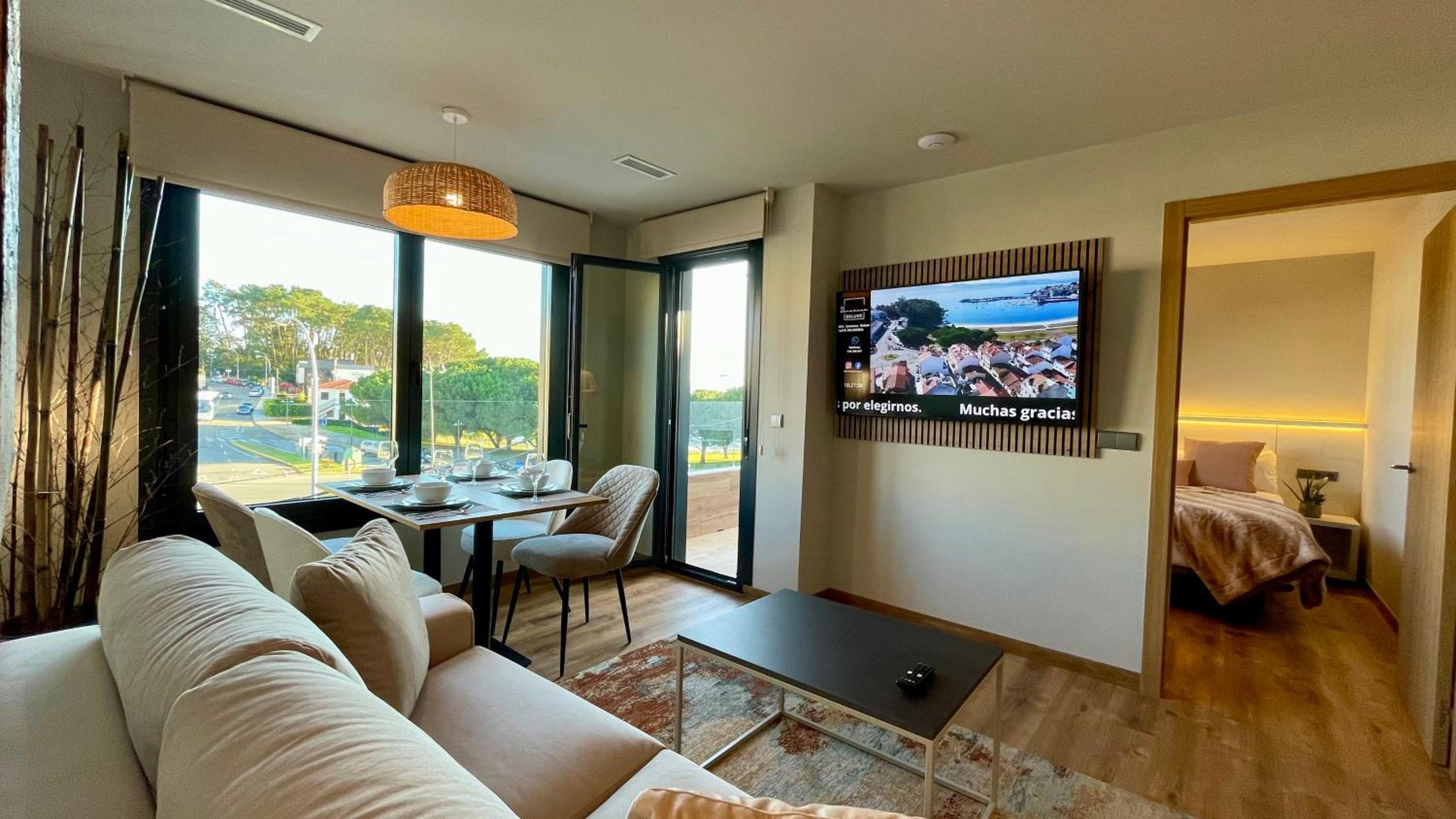 Apartamento de una habitación con vista al mar y balcón.