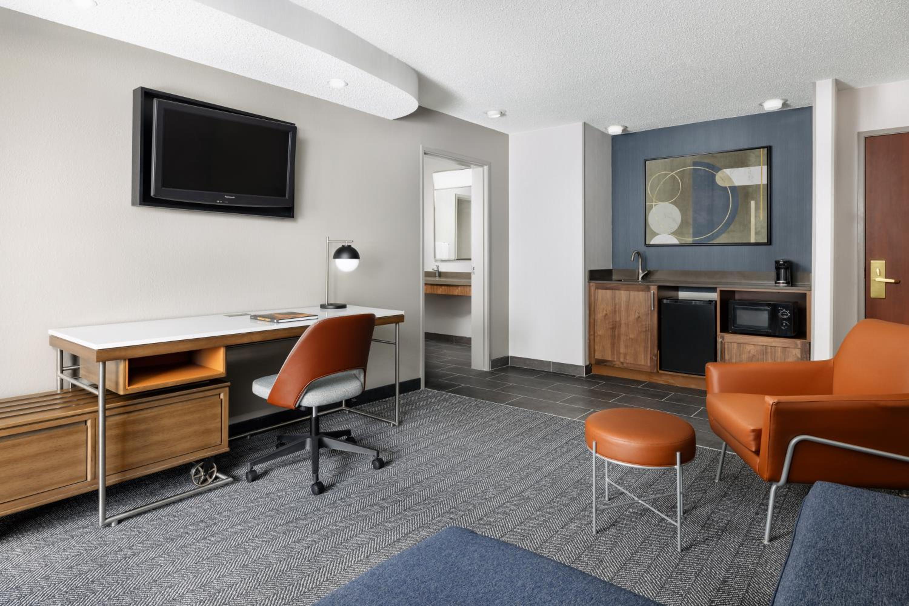 One-Bedroom King Suite with Sofa bed, Courtyard view