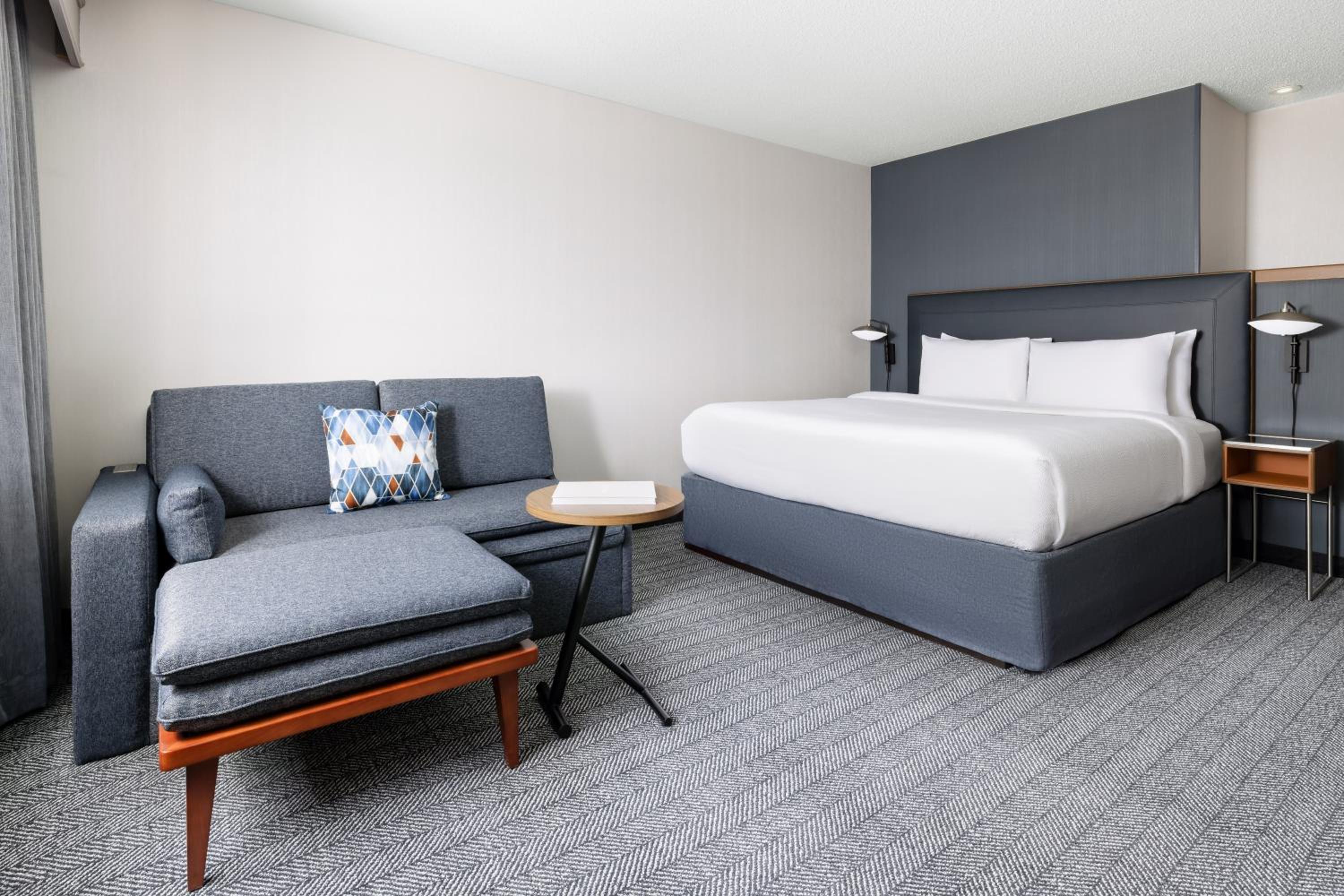 Large King Room with Sofa Bed - Photo 2