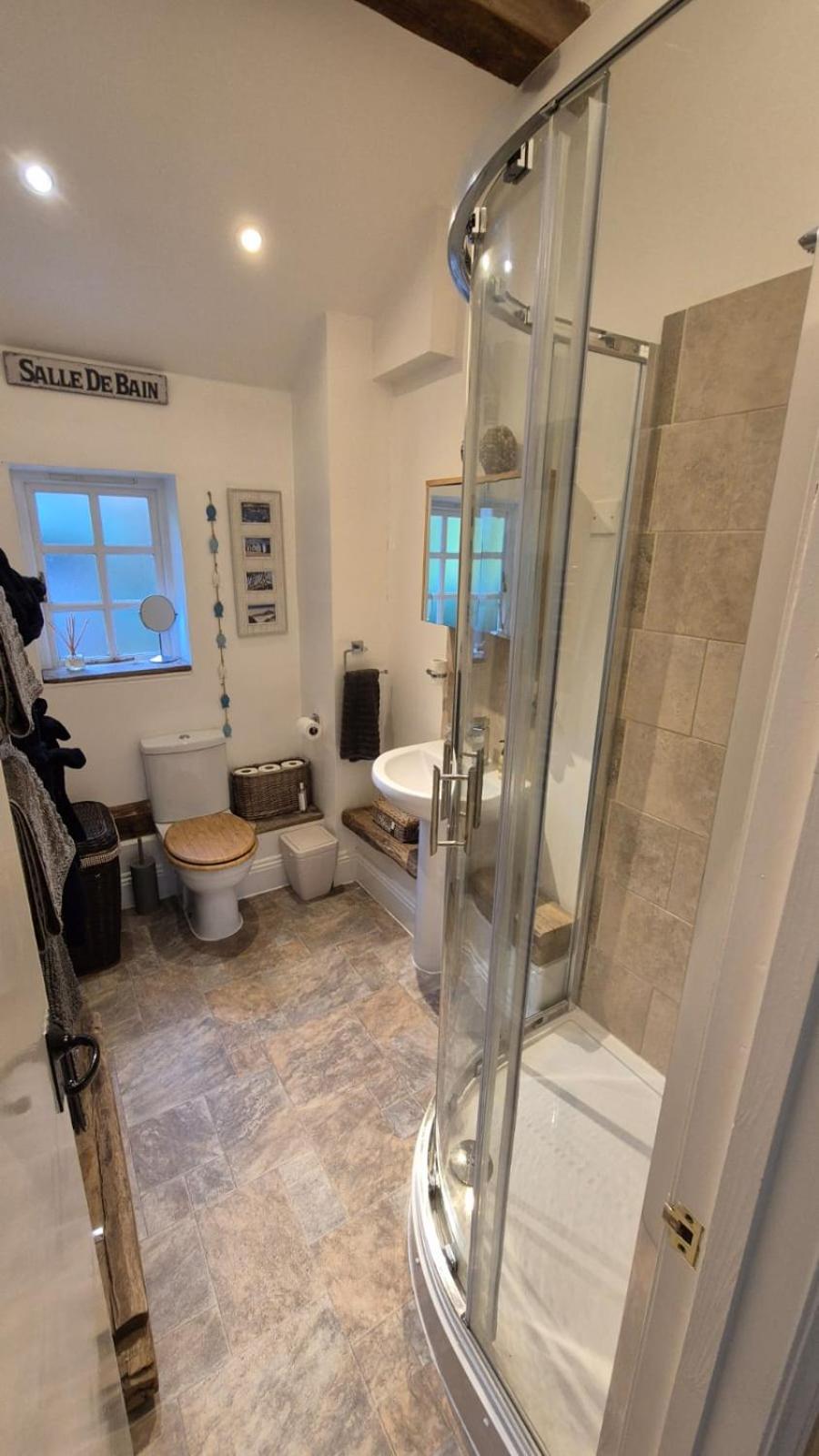 One-Bedroom House - Photo 26