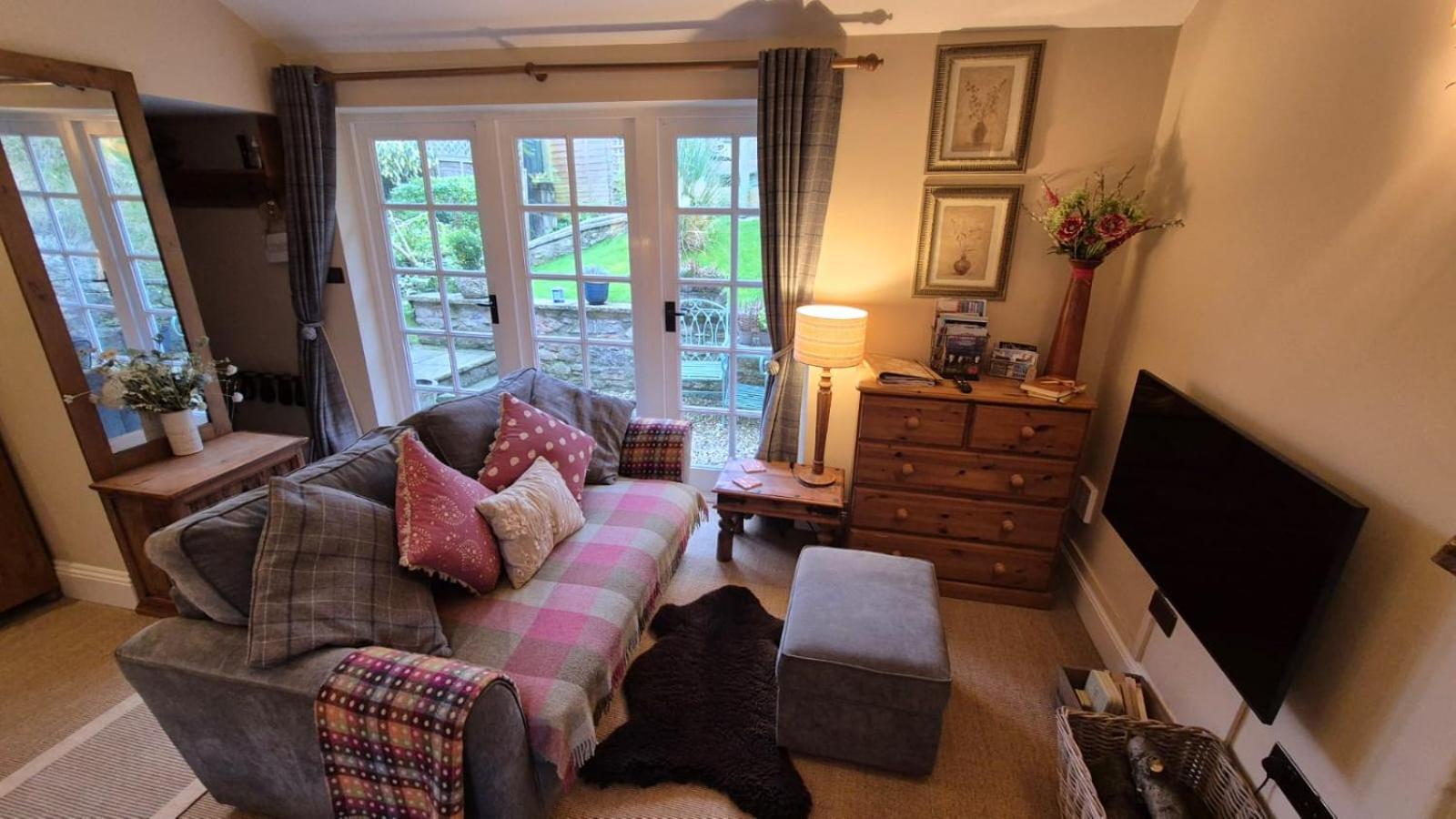 One-Bedroom House - Photo 28
