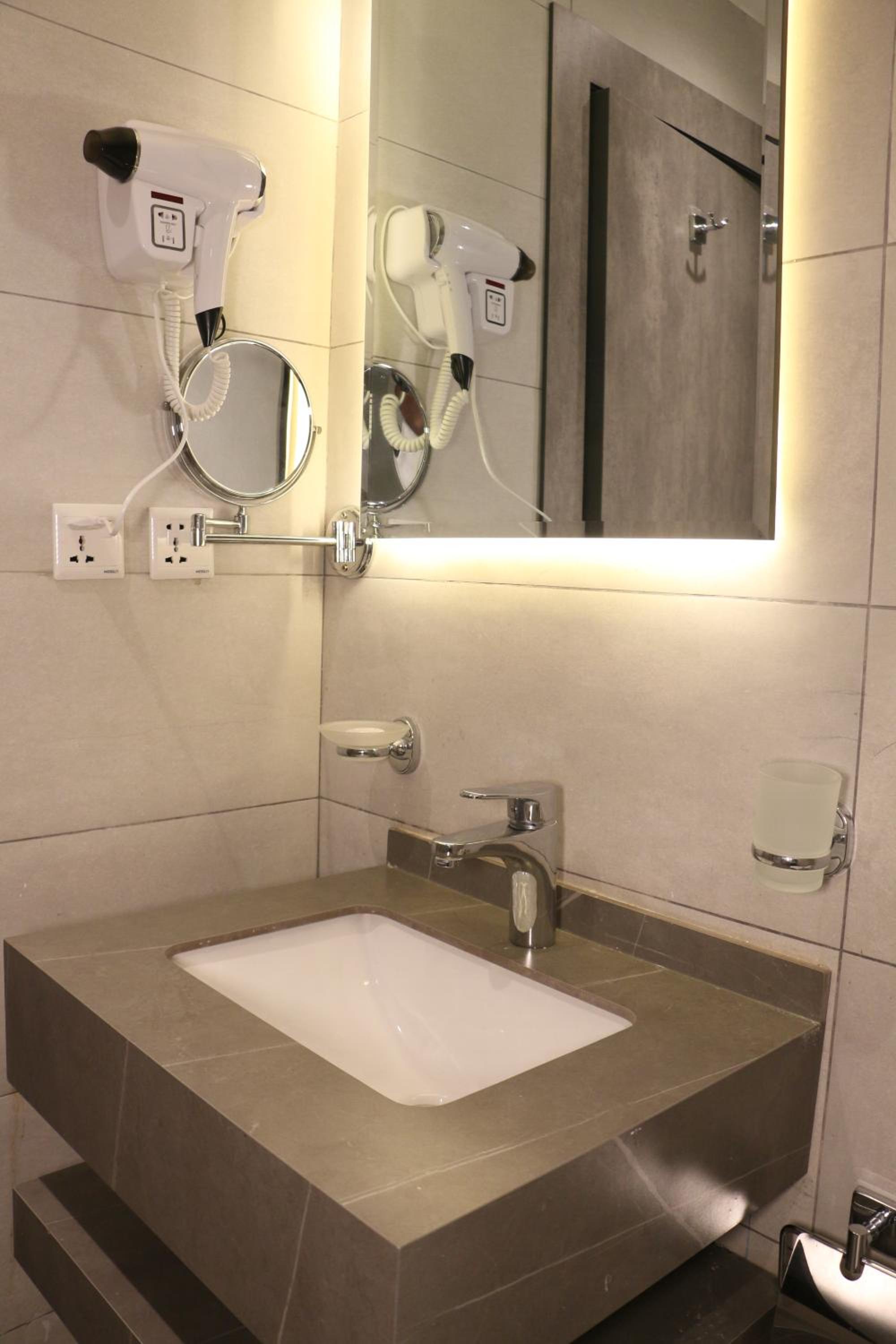 Deluxe King Room - Photo 2
