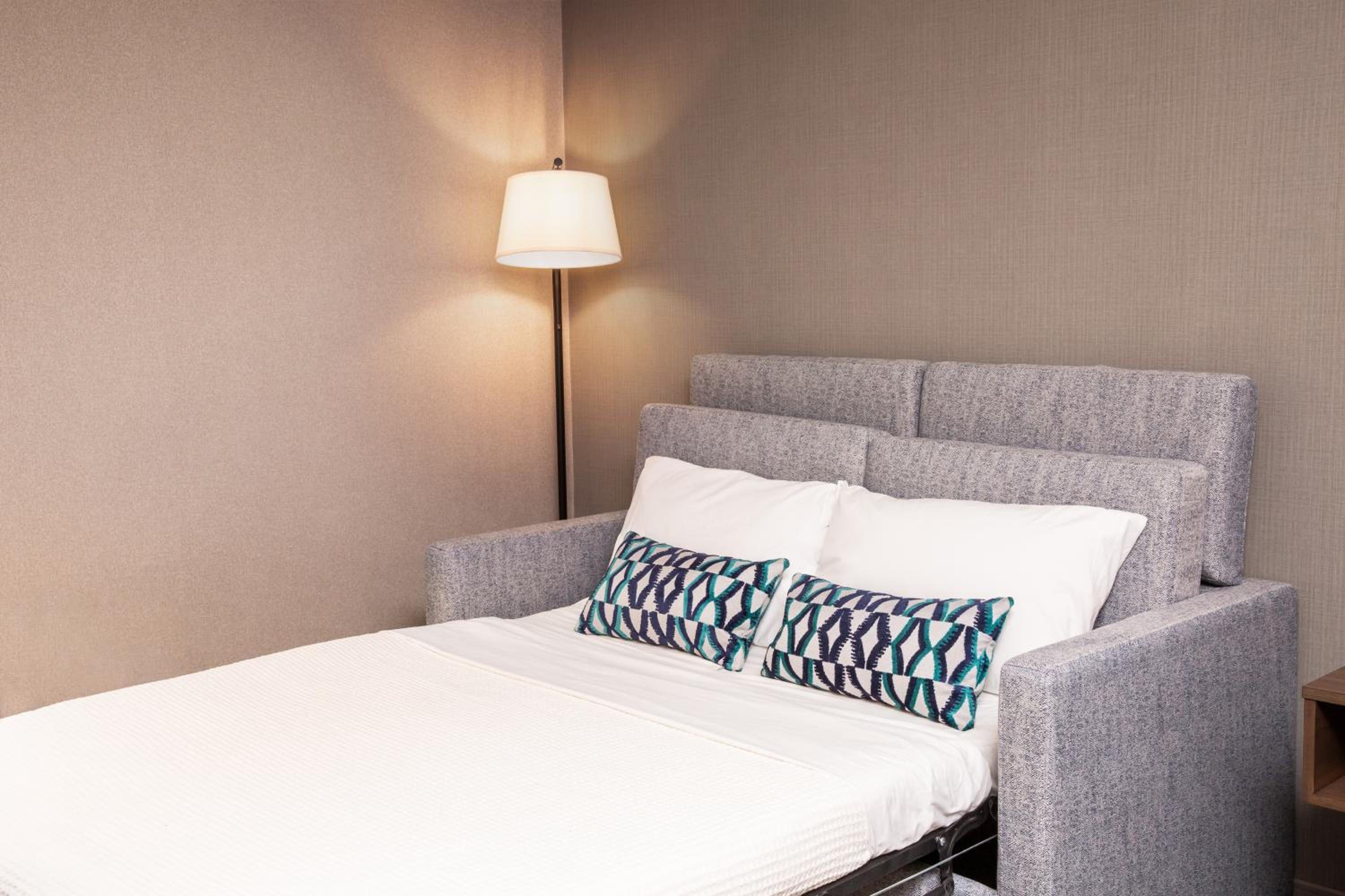 Larger Guest room, 2 Queen, Sofa bed   - Photo 3