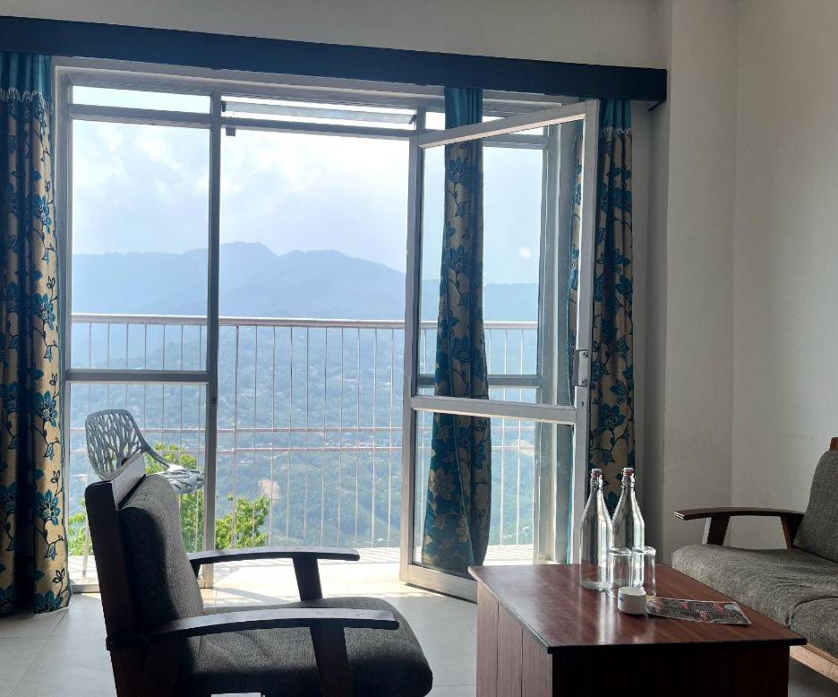 Family Room with Mountain View photo 2