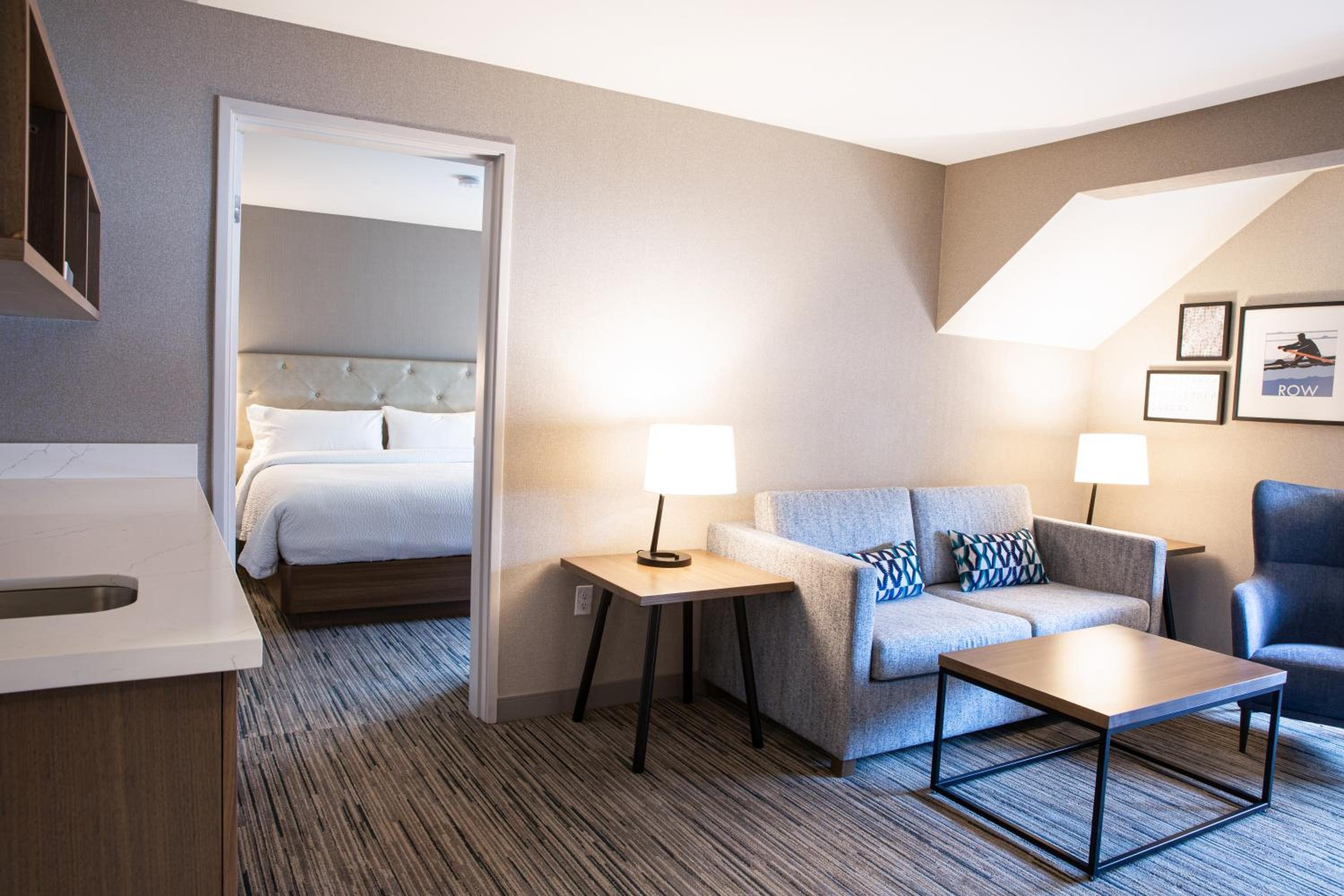 1 Bedroom Suite, 1 King, Sofa bed - Photo 3