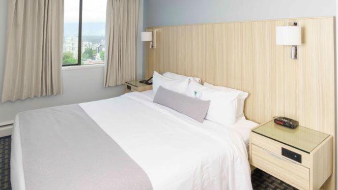 One-Bedroom Suite - Photo 4
