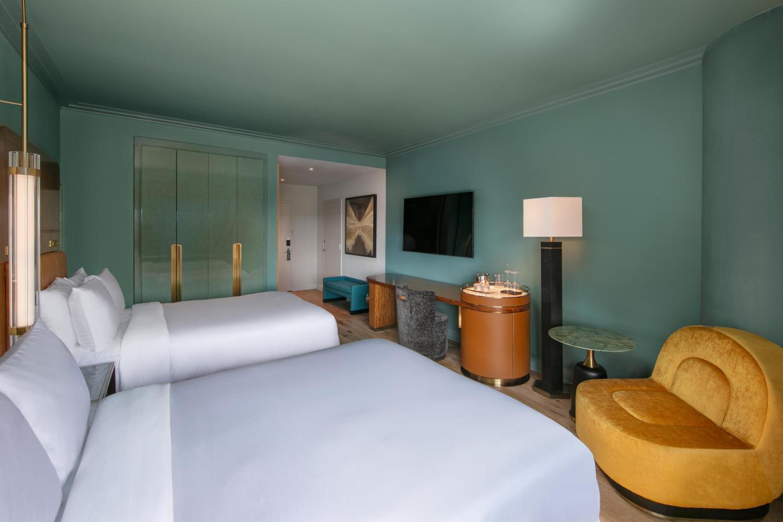 Standard Room with Two Queen Beds - Photo 5
