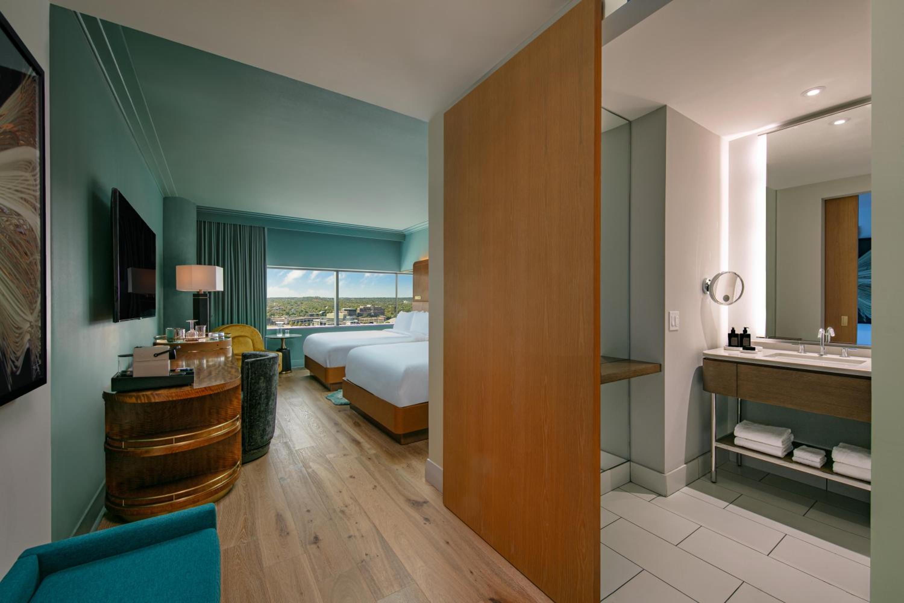 Standard Room with Two Queen Beds - Photo 2