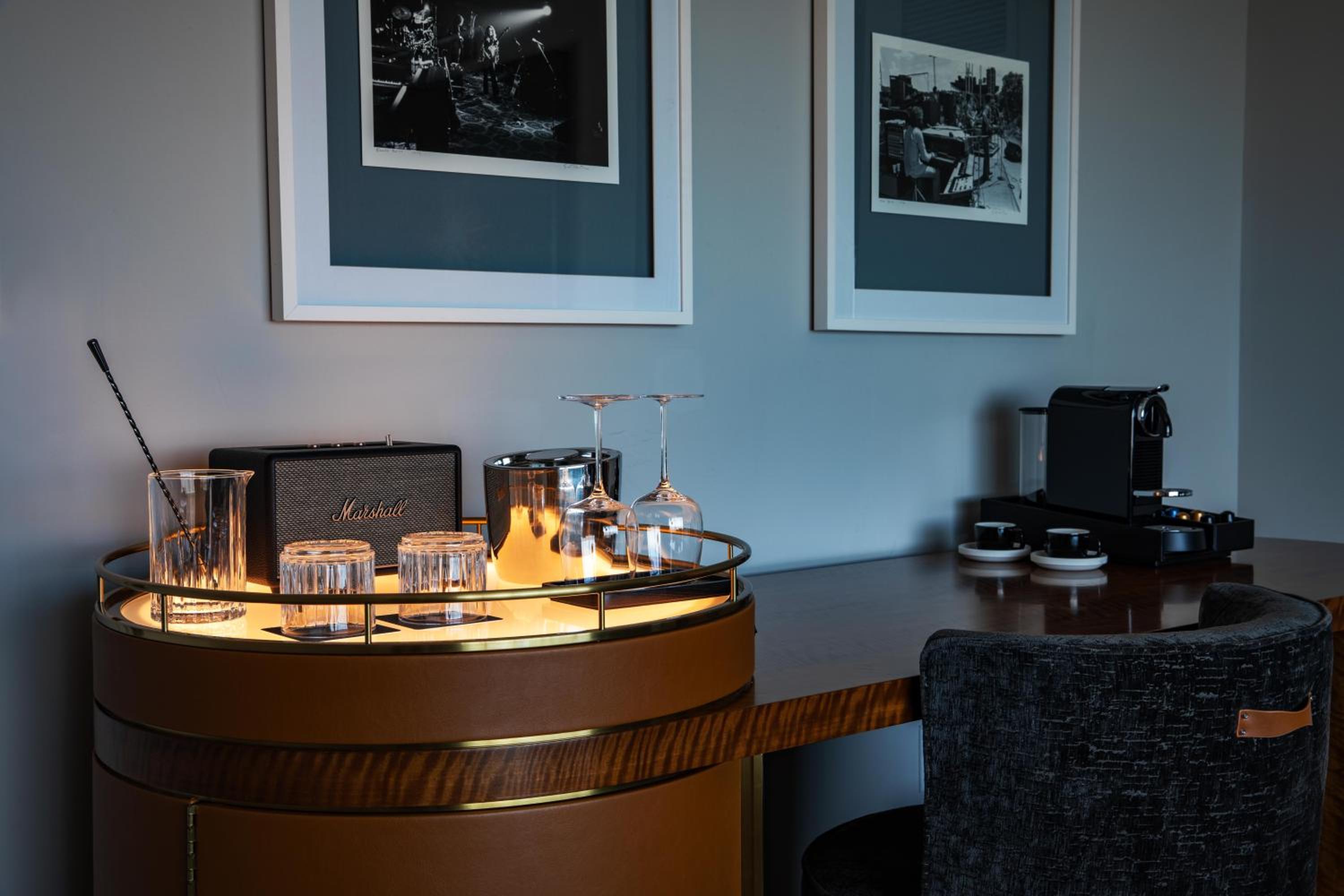 Deluxe Corner King Room - Photo 4