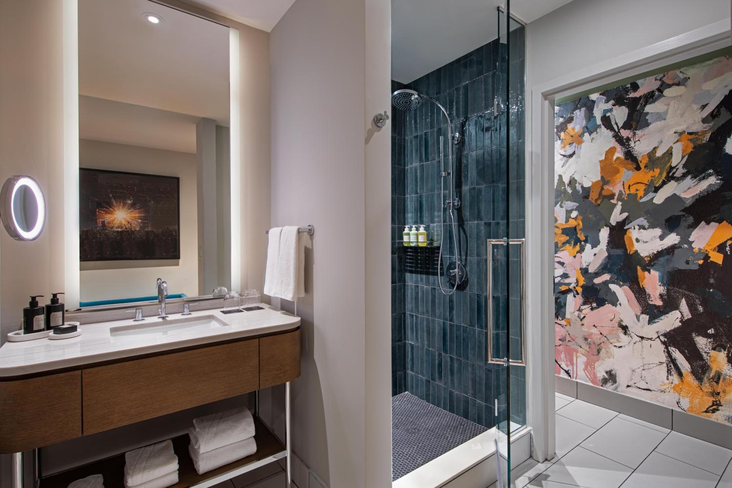 Standard King Room - Photo 8