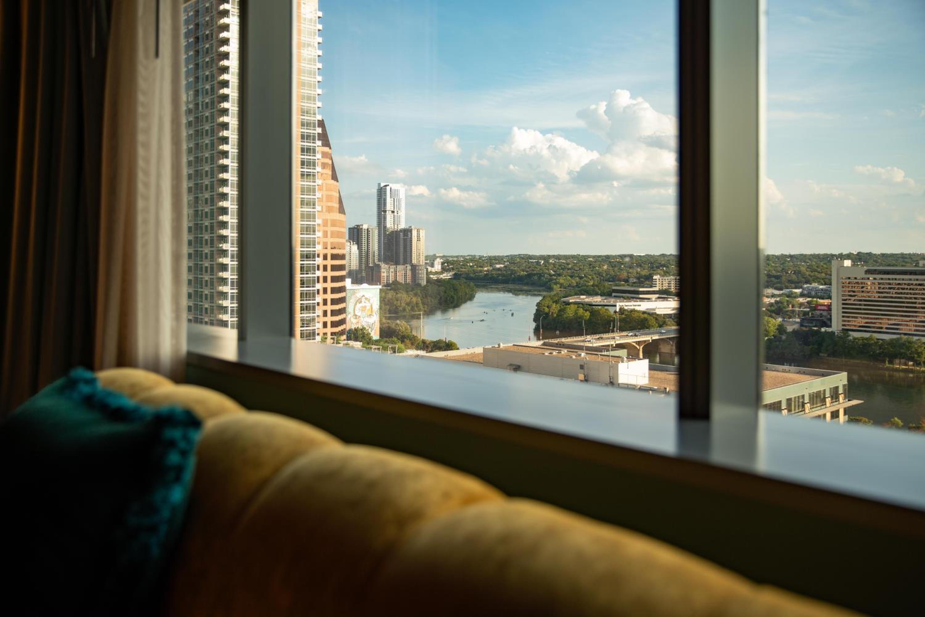 Premier King Room with Lake View - Photo 9