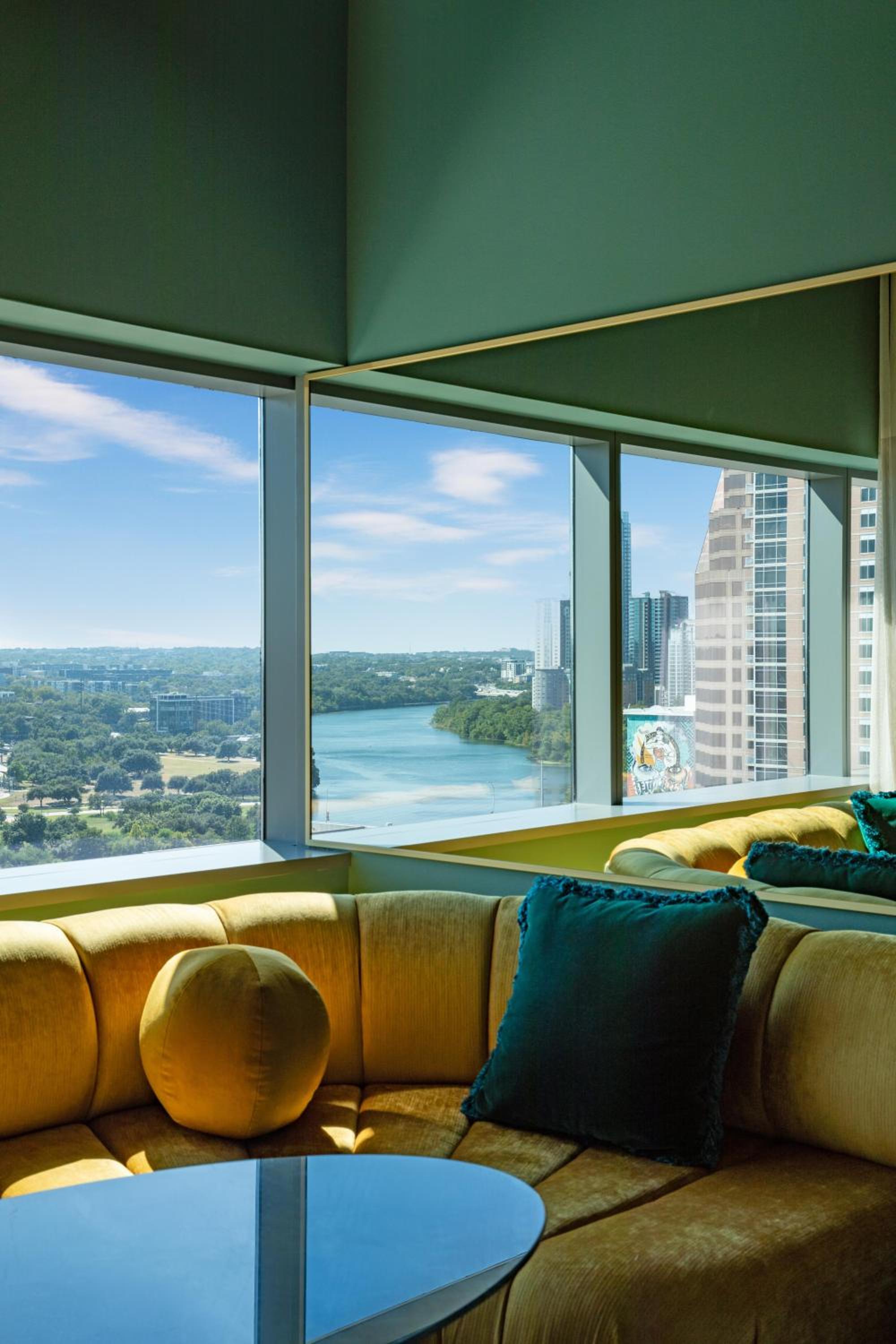Premier King Room with Lake View - Photo 8