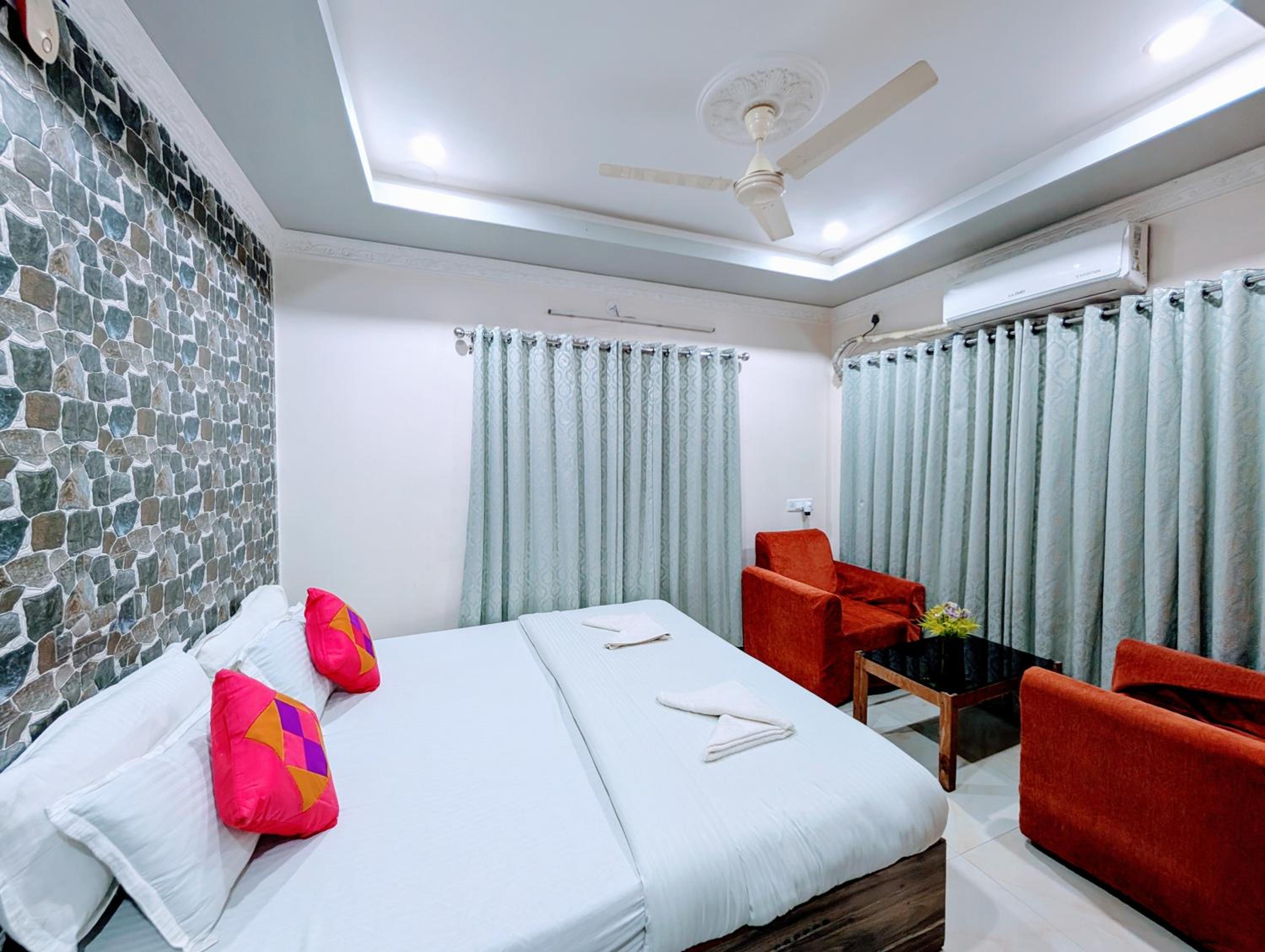 Double Room (10% off on Food & Beverage services & 10% off on Two-way Railway Station Transfer) - Photo 12