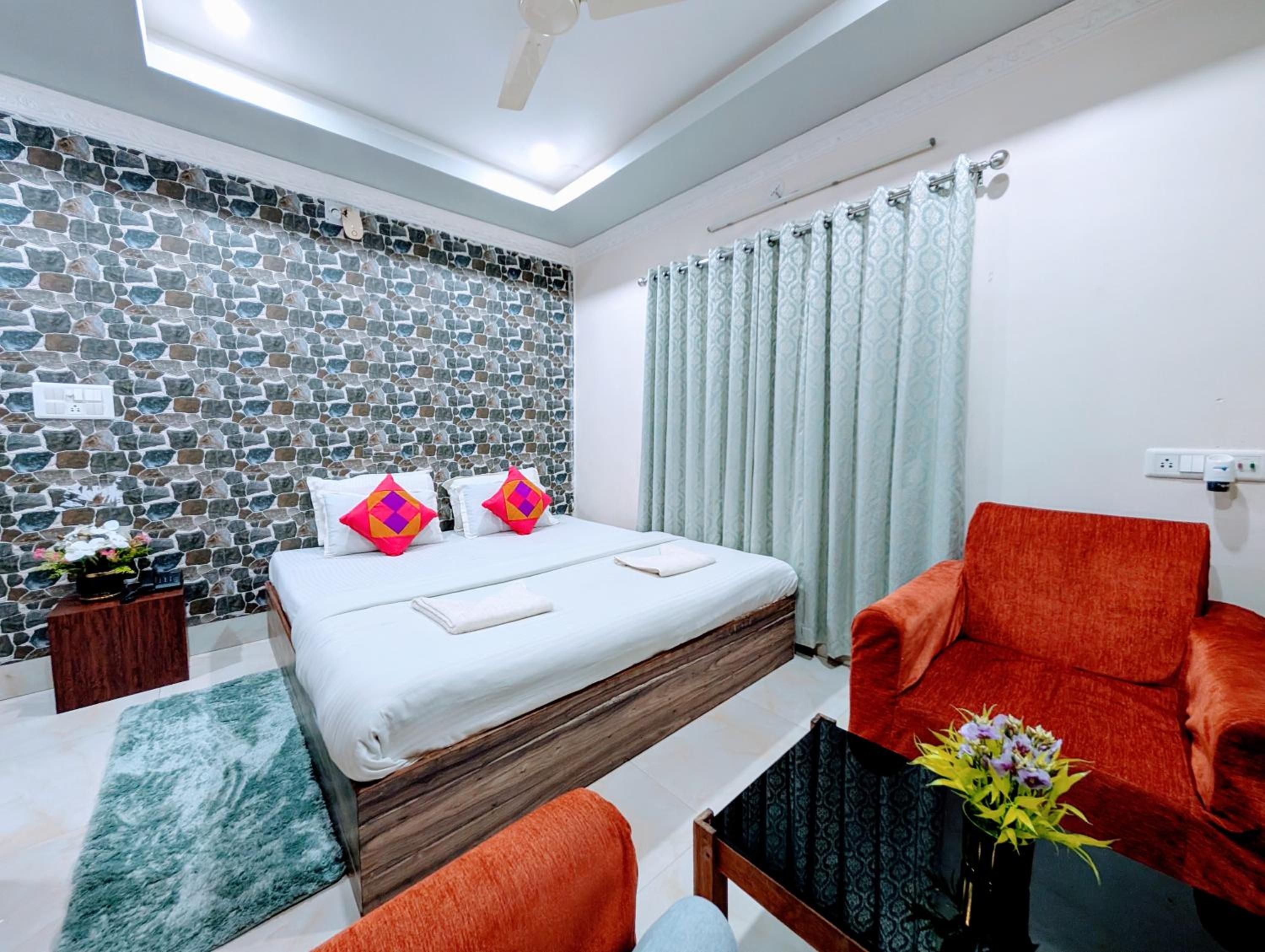 Double Room (10% off on Food & Beverage services & 10% off on Two-way Railway Station Transfer) - Photo 1