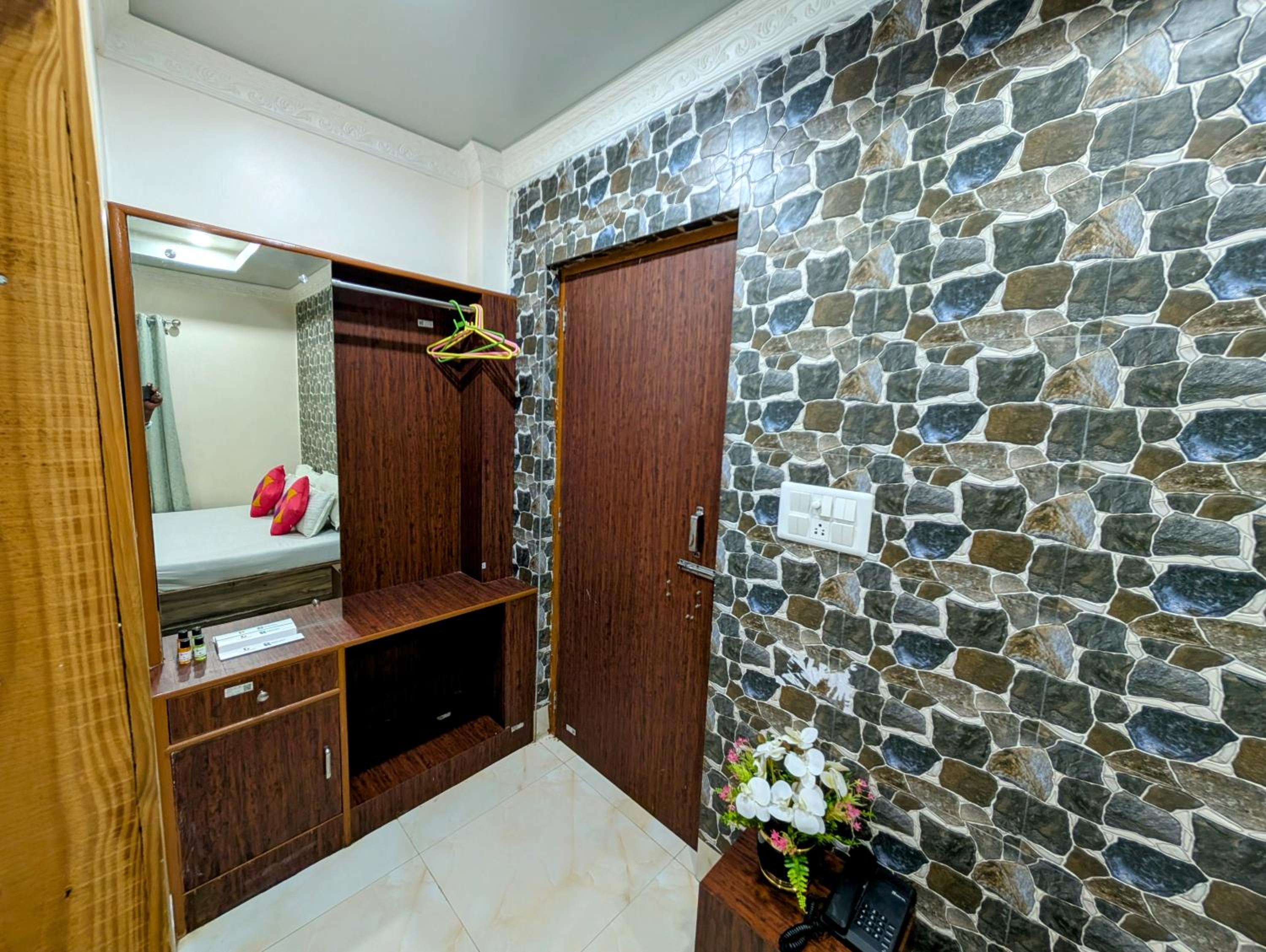 Double Room (10% off on Food & Beverage services & 10% off on Two-way Railway Station Transfer) - Photo 3