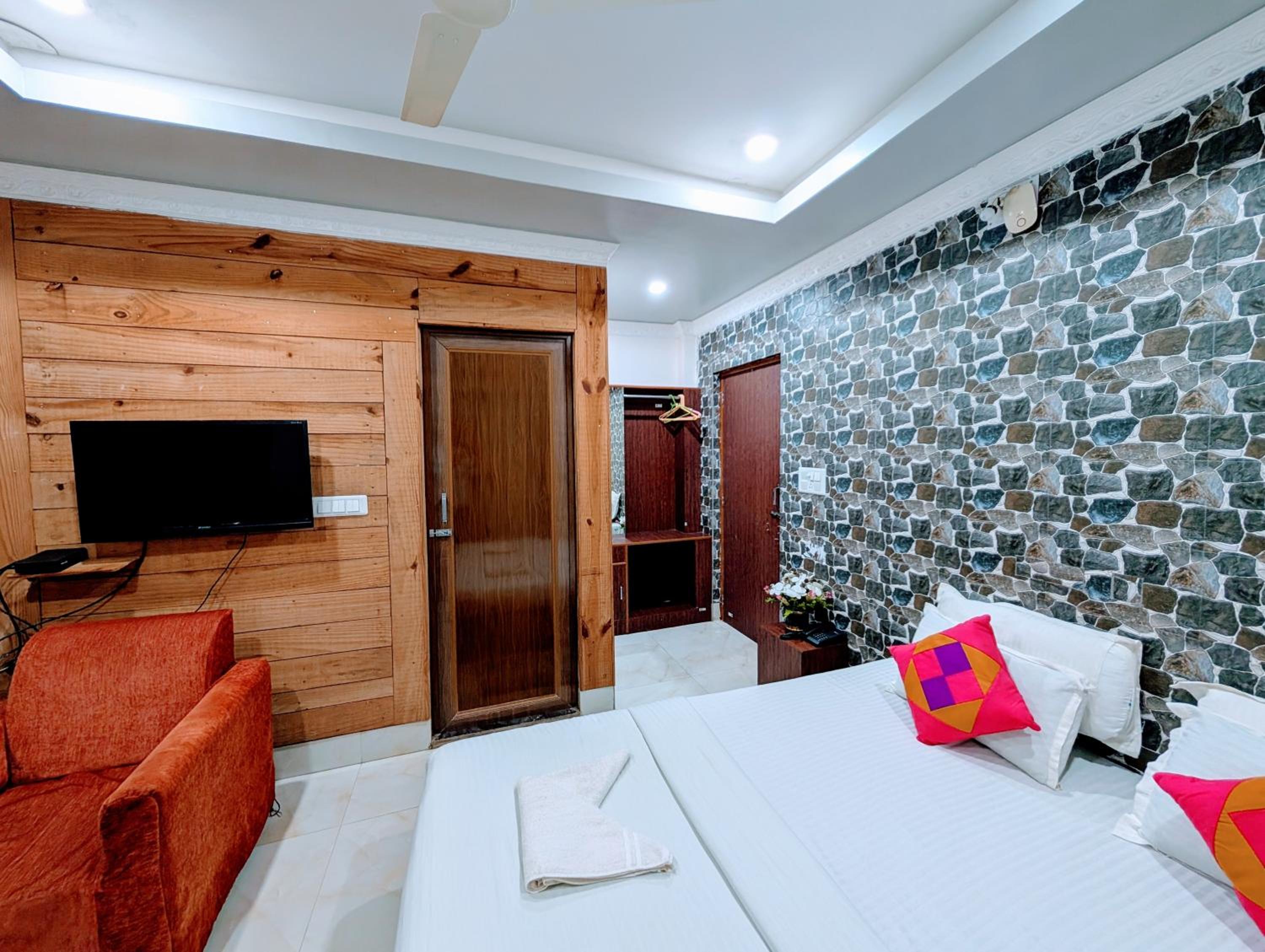 Double Room (10% off on Food & Beverage services & 10% off on Two-way Railway Station Transfer) - Photo 13