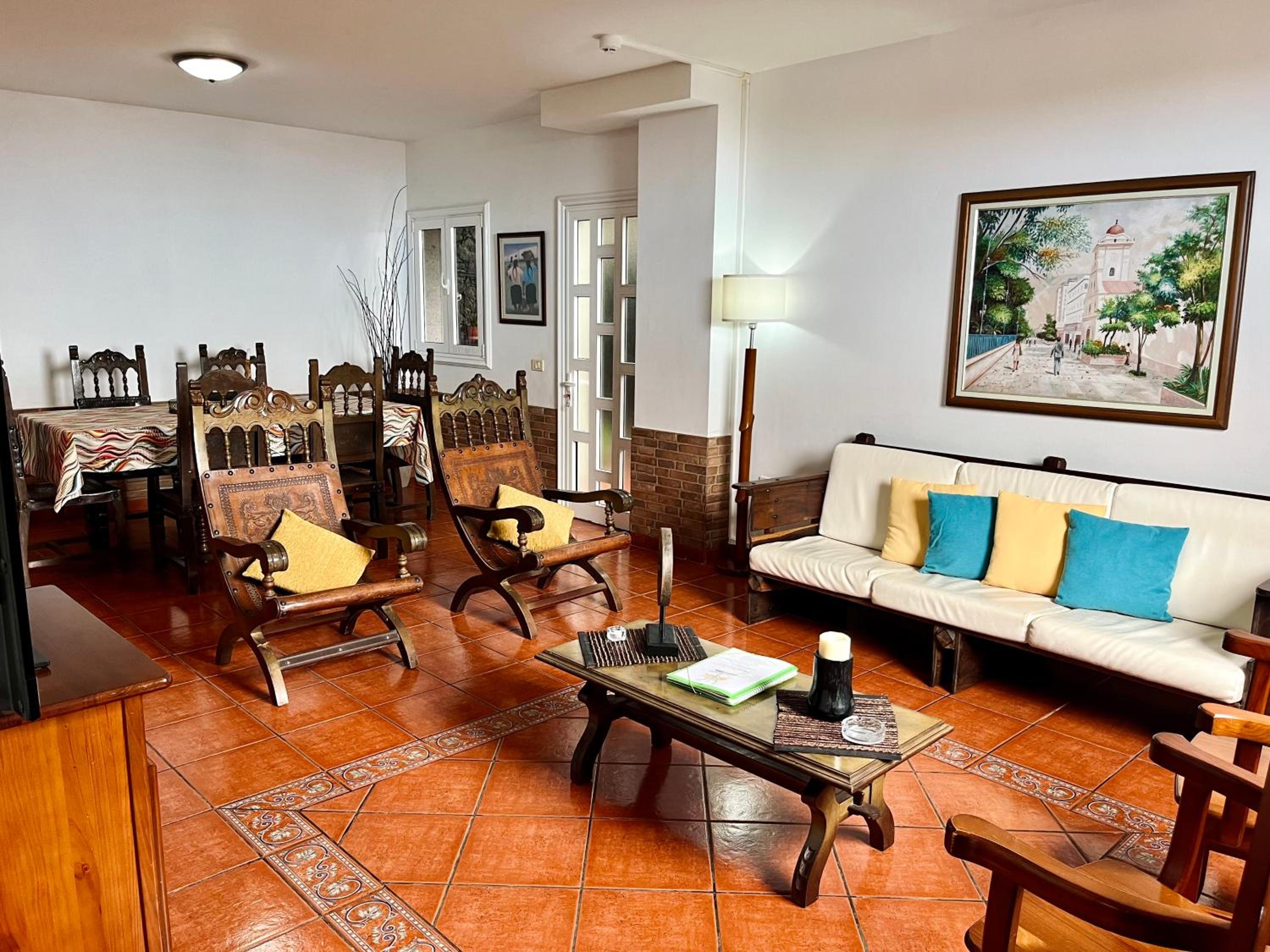 Apartamento superior de tres habitaciones con terraza.