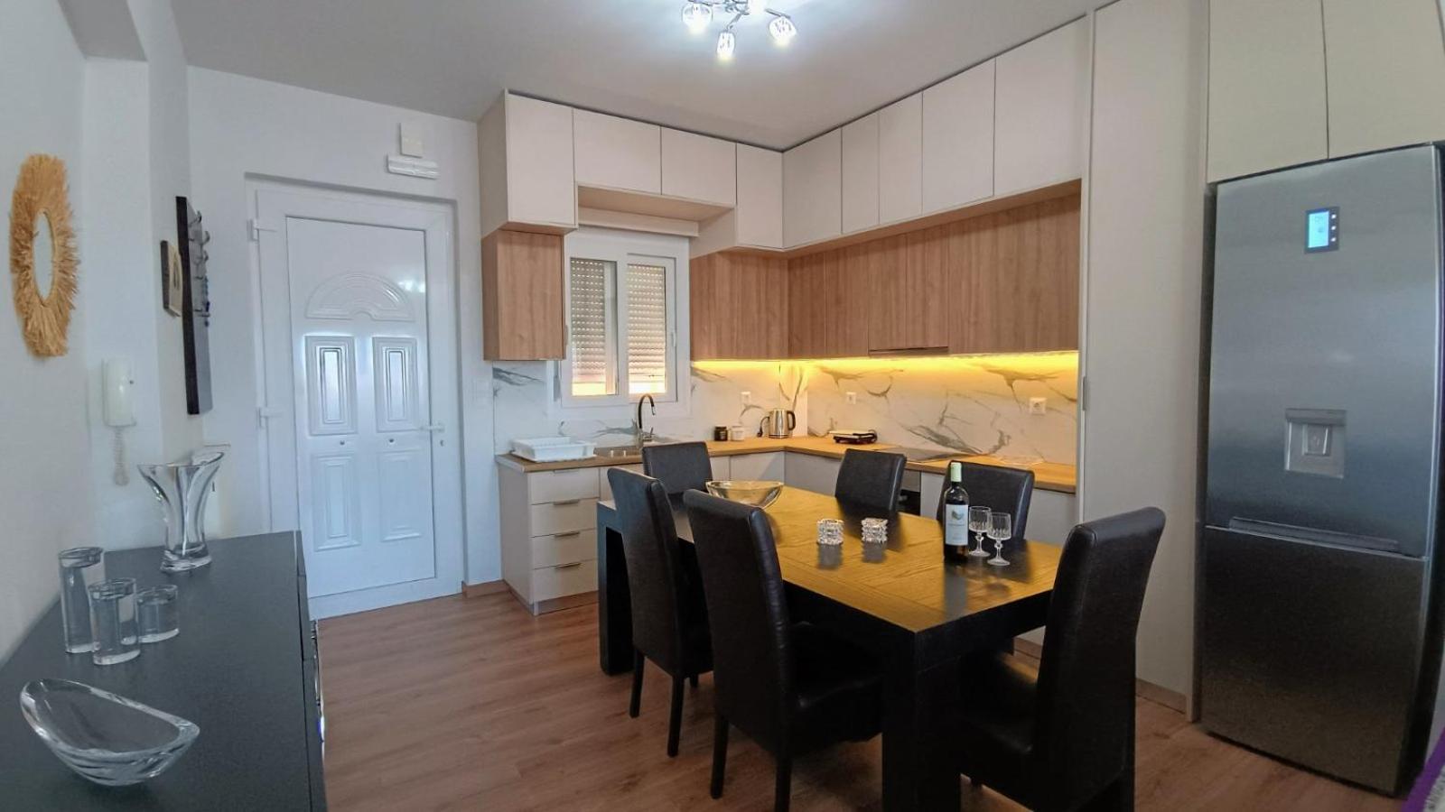 Two-Bedroom Apartment with Balcony and Sea View photo 2