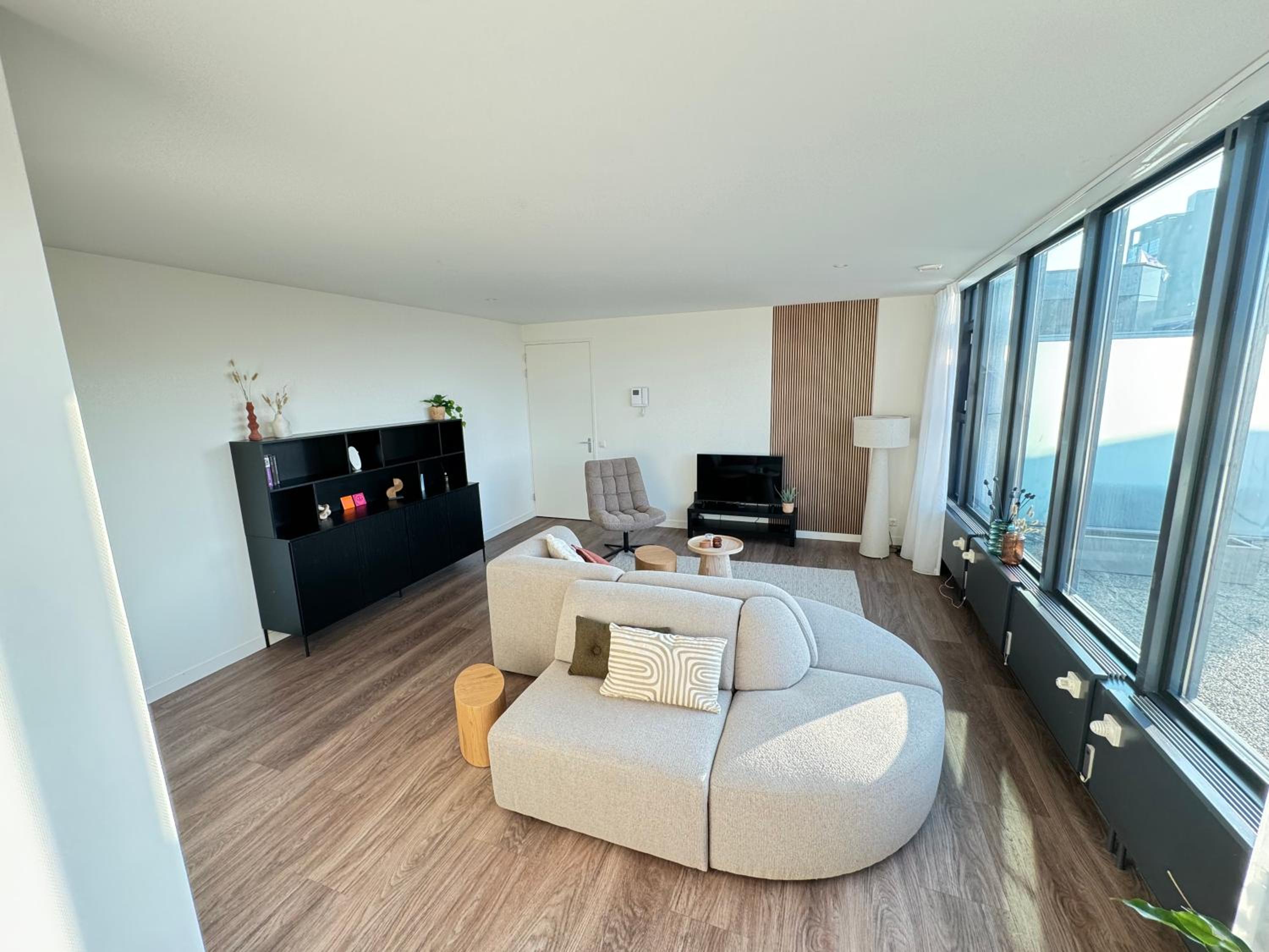 Apartment with City View - Photo 5