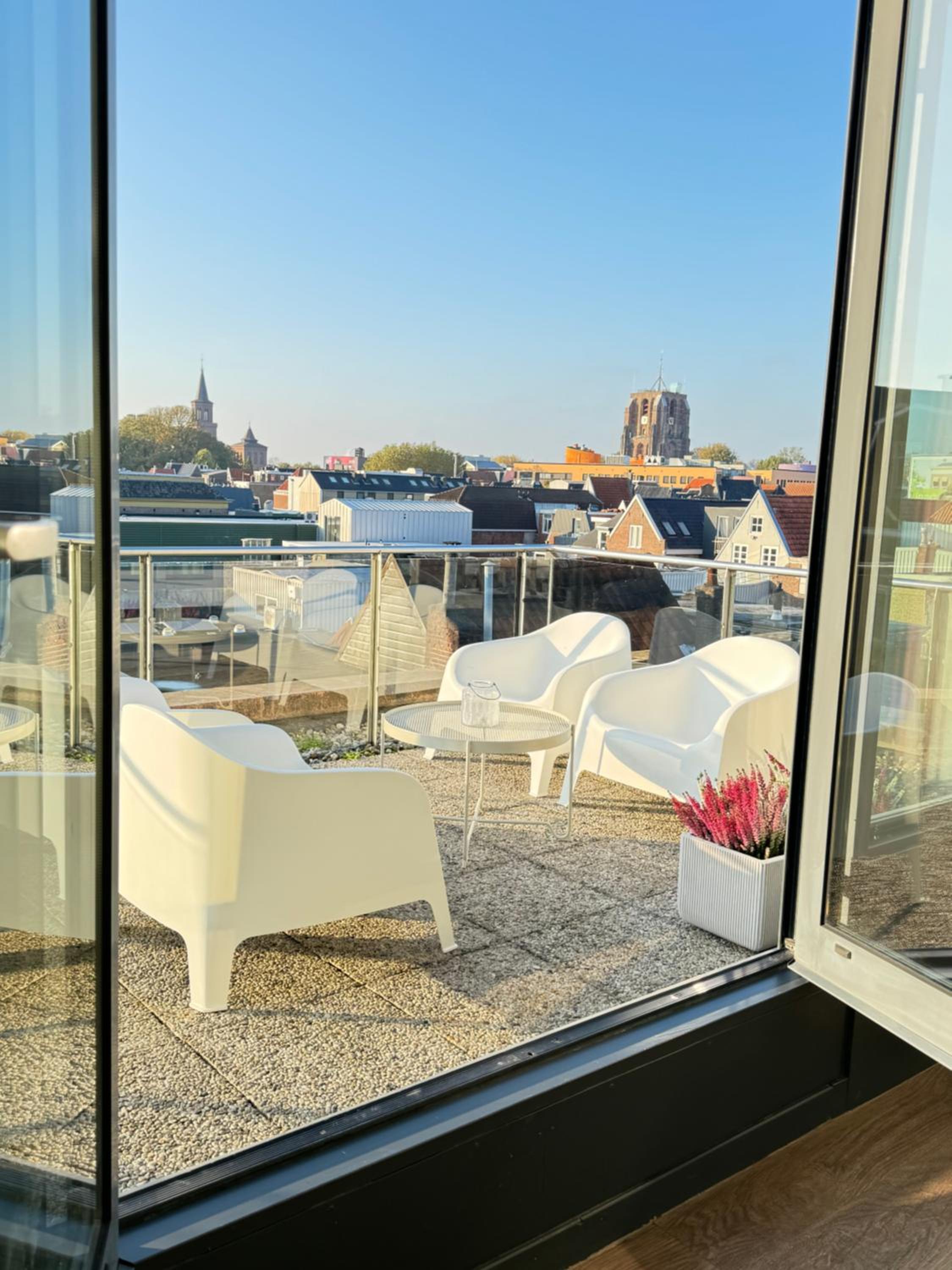 Apartment with City View - Photo 2