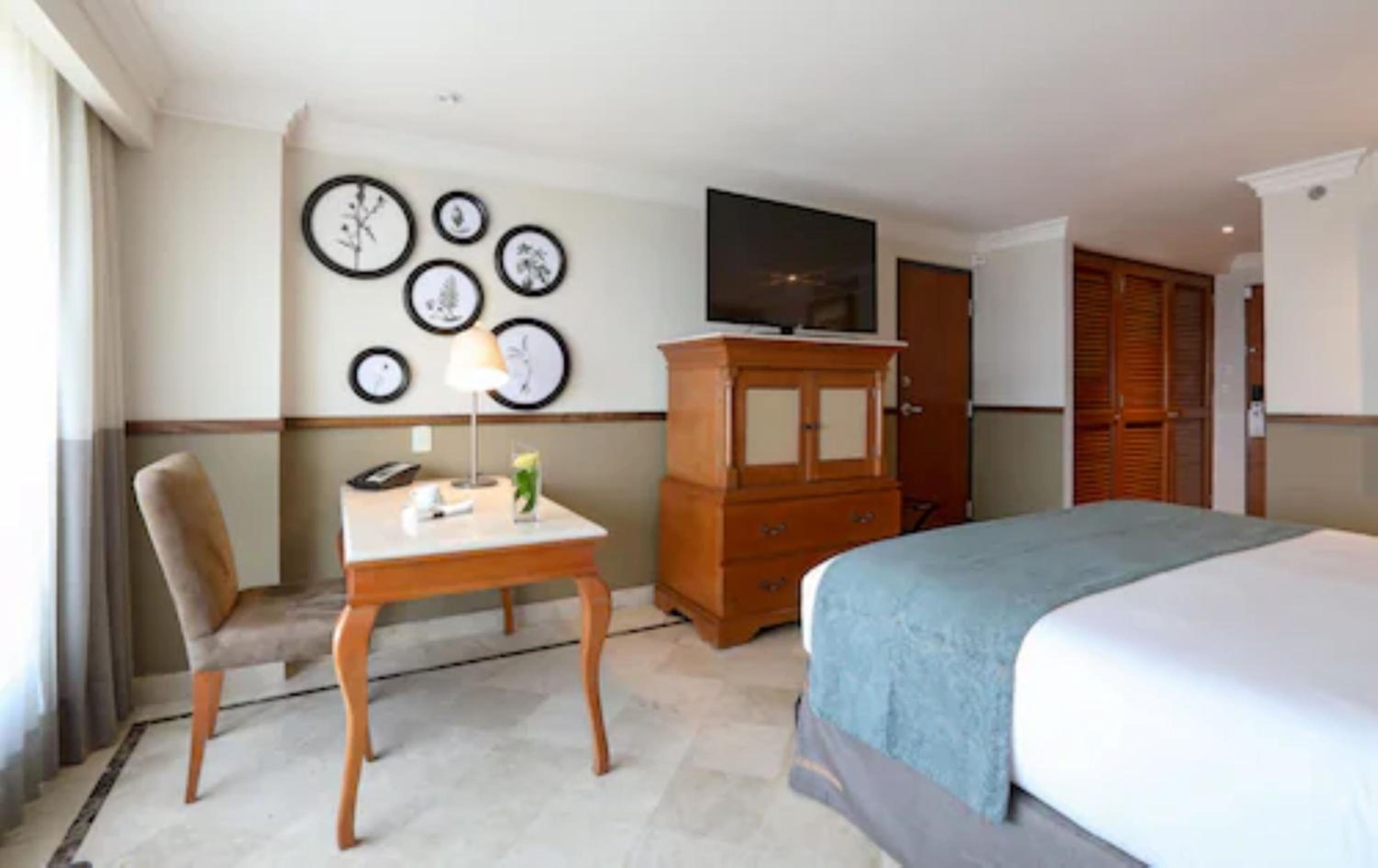 Deluxe Room, 1 King Bed - Photo 3