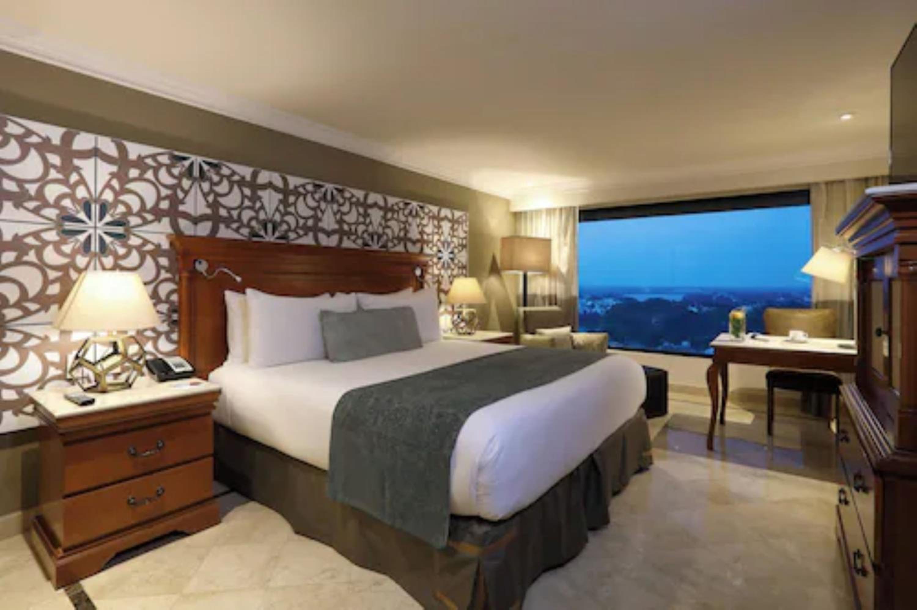 Deluxe Room, 1 King Bed - Photo 2