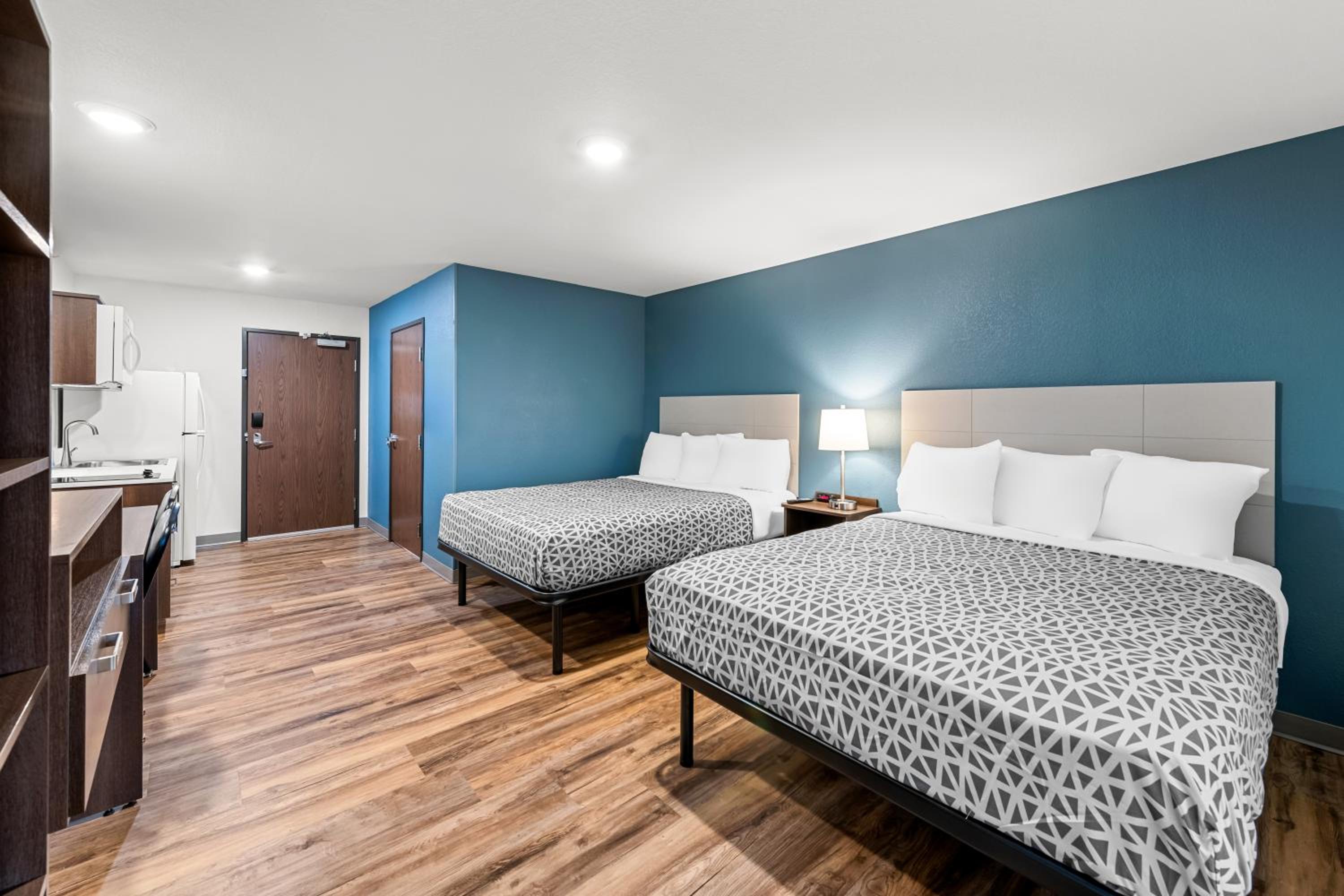 Queen Suite with Two Queen Beds and Tub - Disability Access/Non Smoking photo 3
