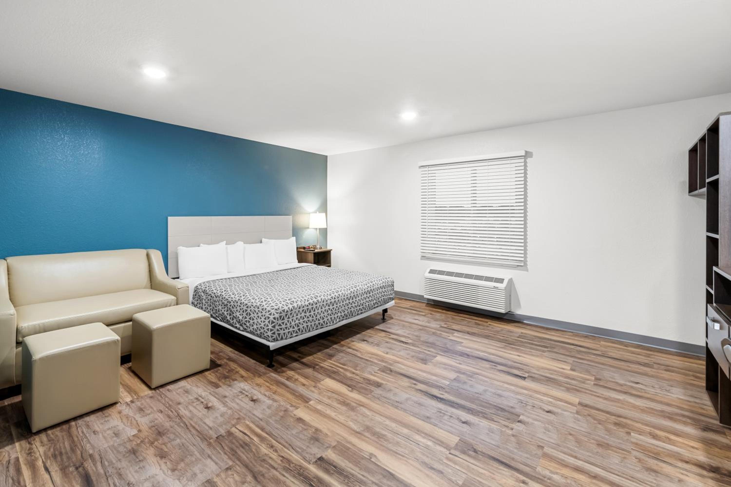 King Suite with Sofa bed - Disability Access/Non Smoking photo 1