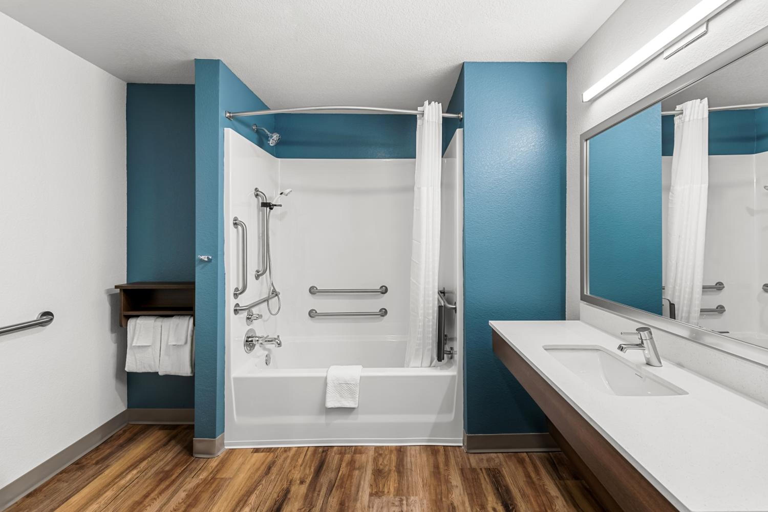 Queen Suite with Two Queen Beds and Tub - Disability Access/Non Smoking photo 2