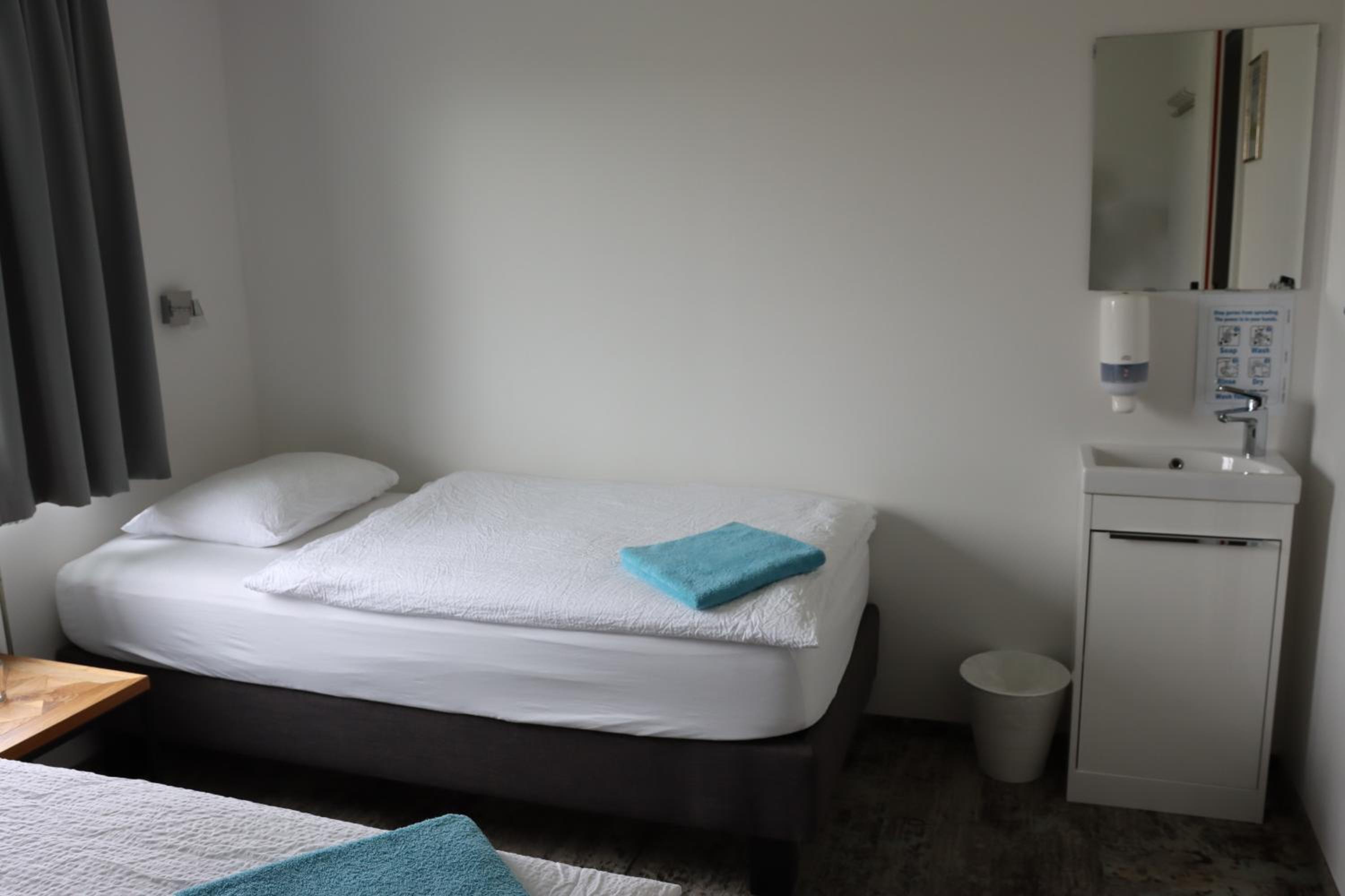 Economy Triple Room with Shared Bathroom photo 3