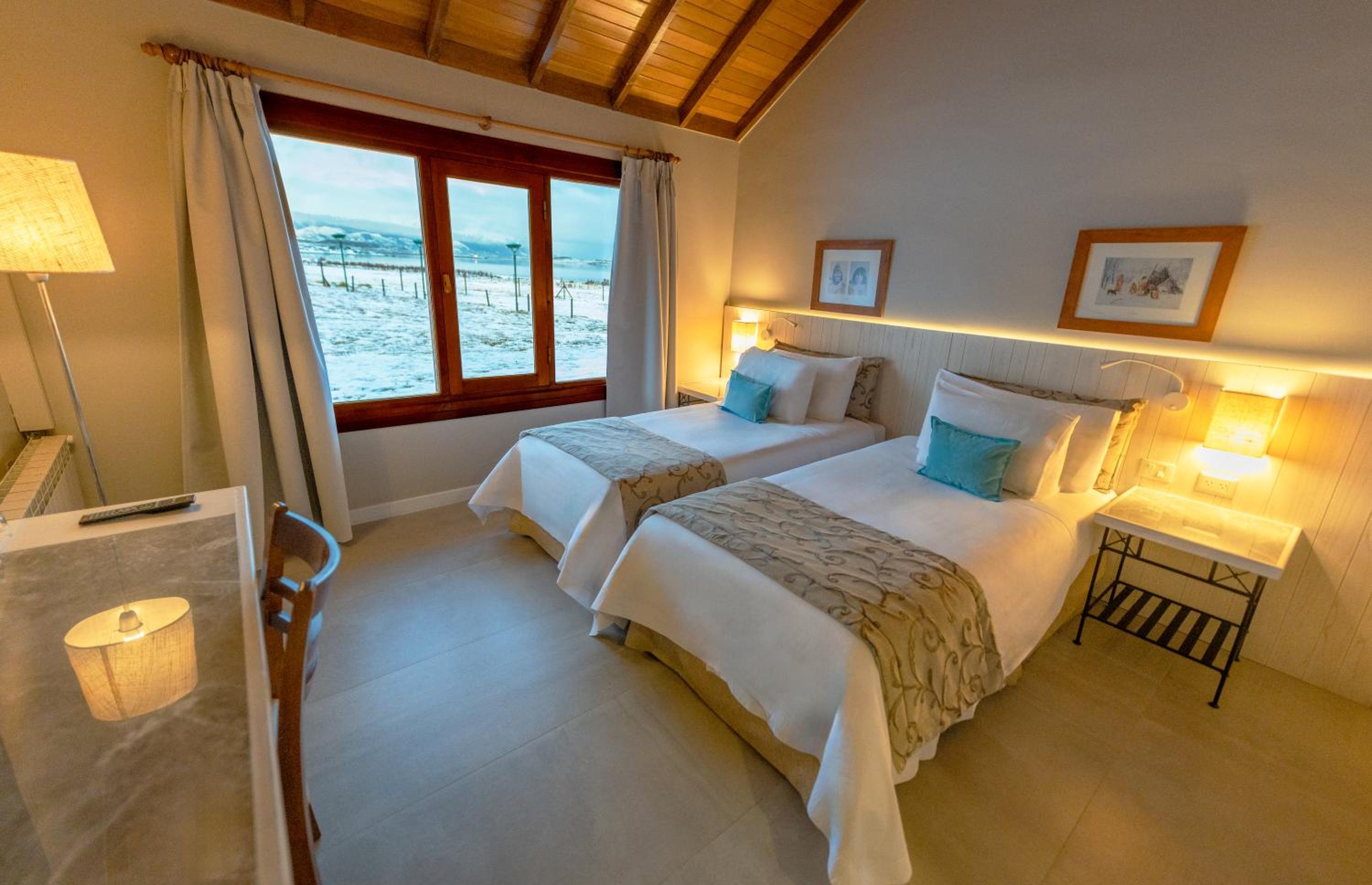 Standard Triple Room with Sea View thumbnail 5